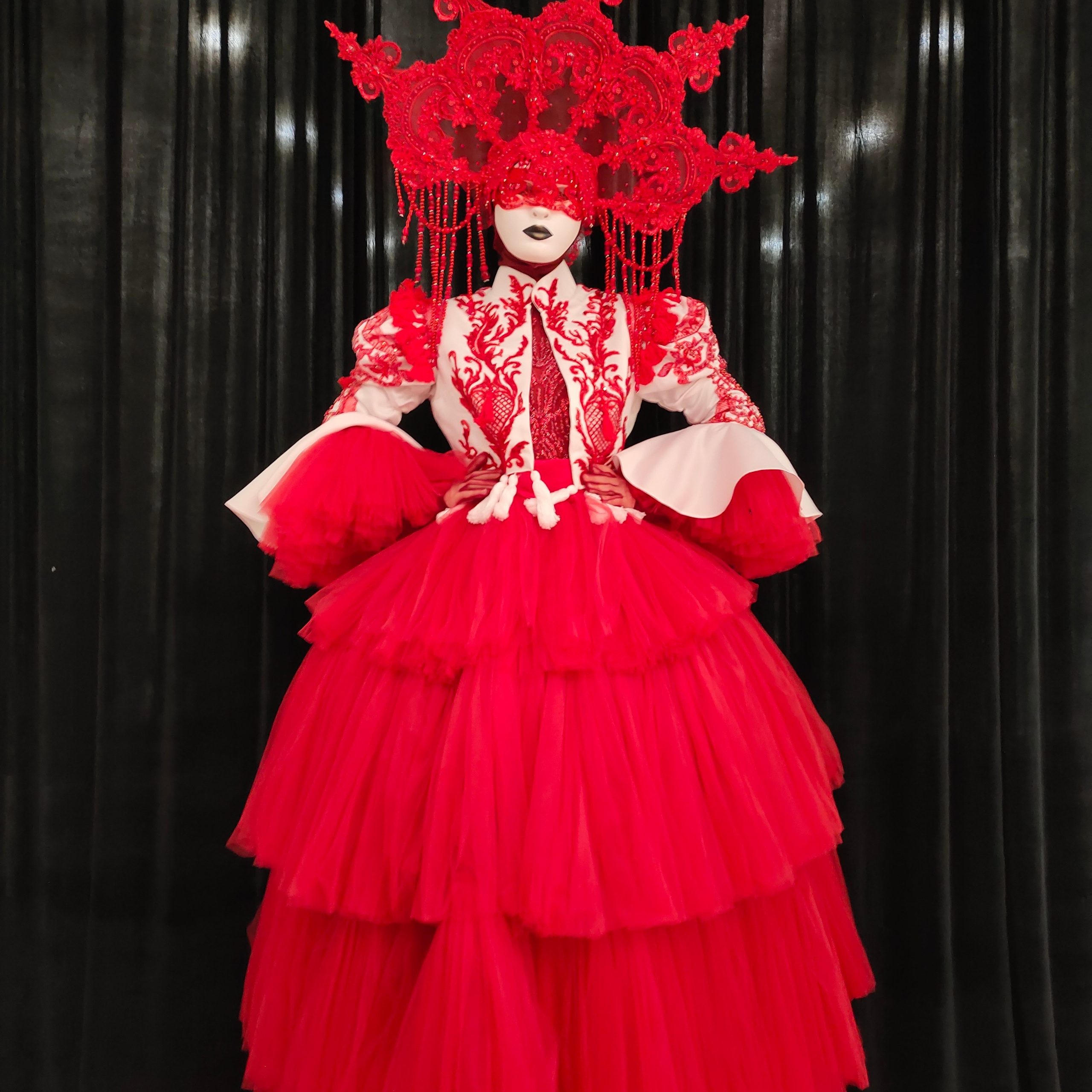 Праздник уже близко!. Мимы и Ходулисты на встречу гостей. Москва