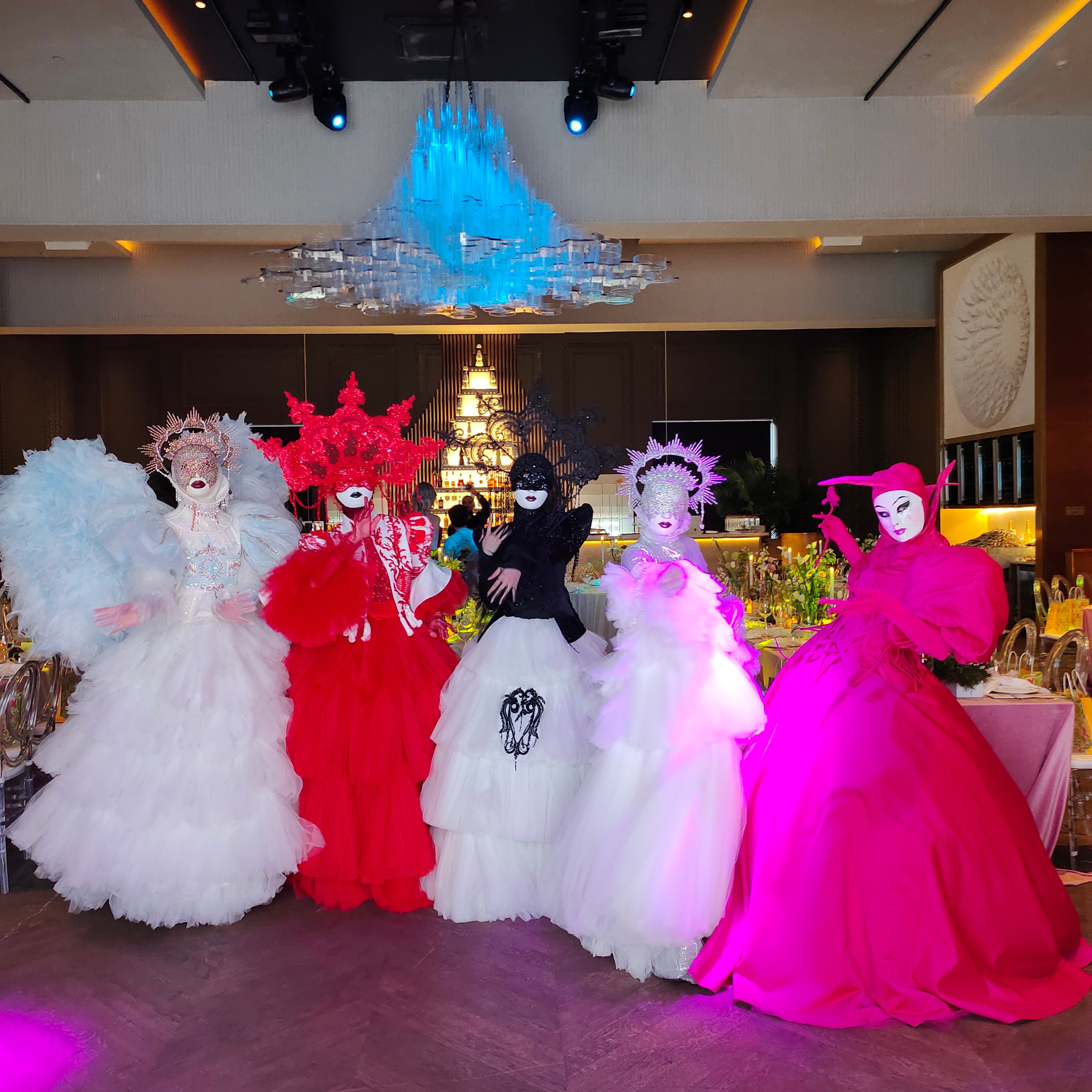 Персонаж серебряная Ворона. Мимы и Ходулисты на встречу гостей. Москва