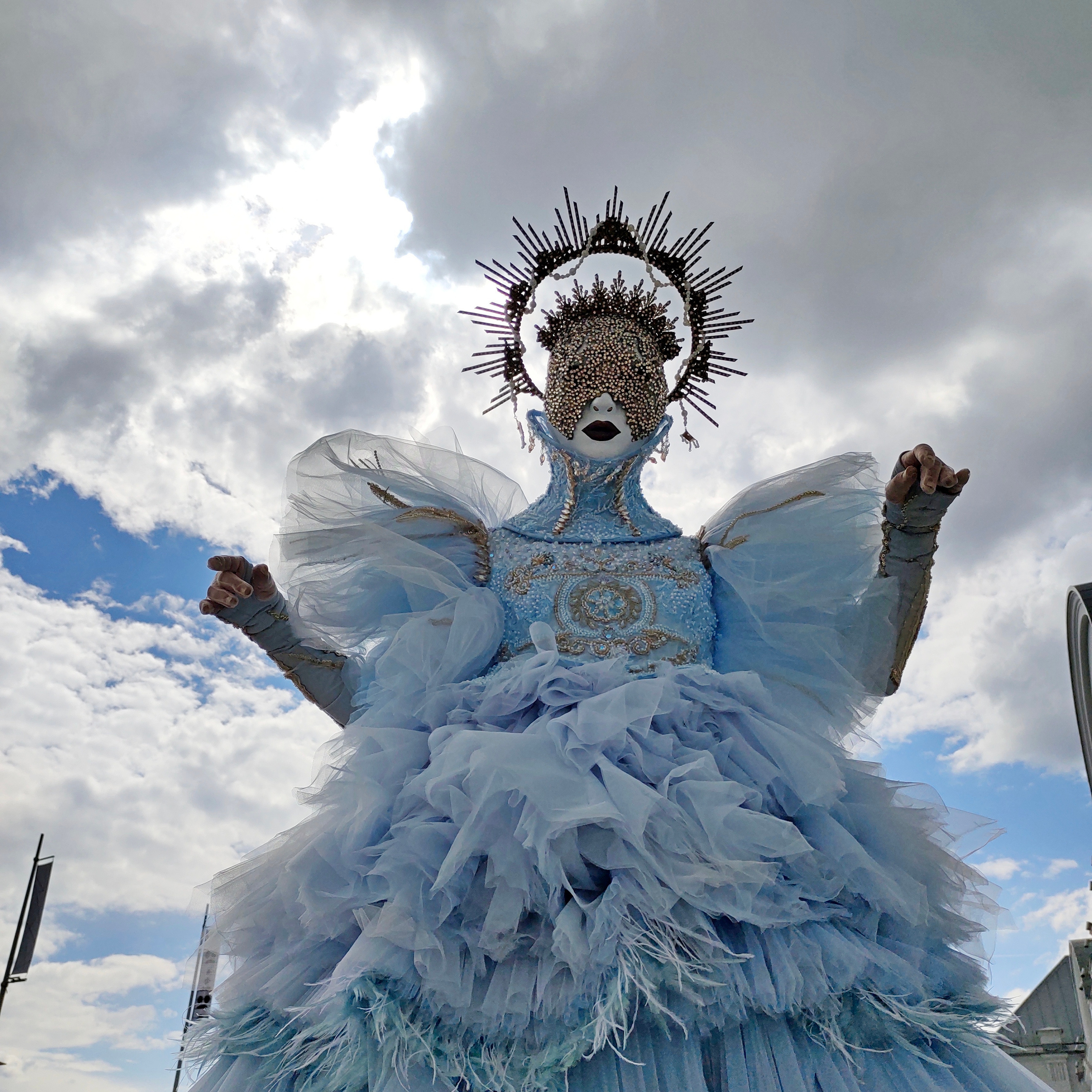 Блог. Фотографии, видео от Лисавлесу. Мимы и Ходулисты на встречу гостей. Москва