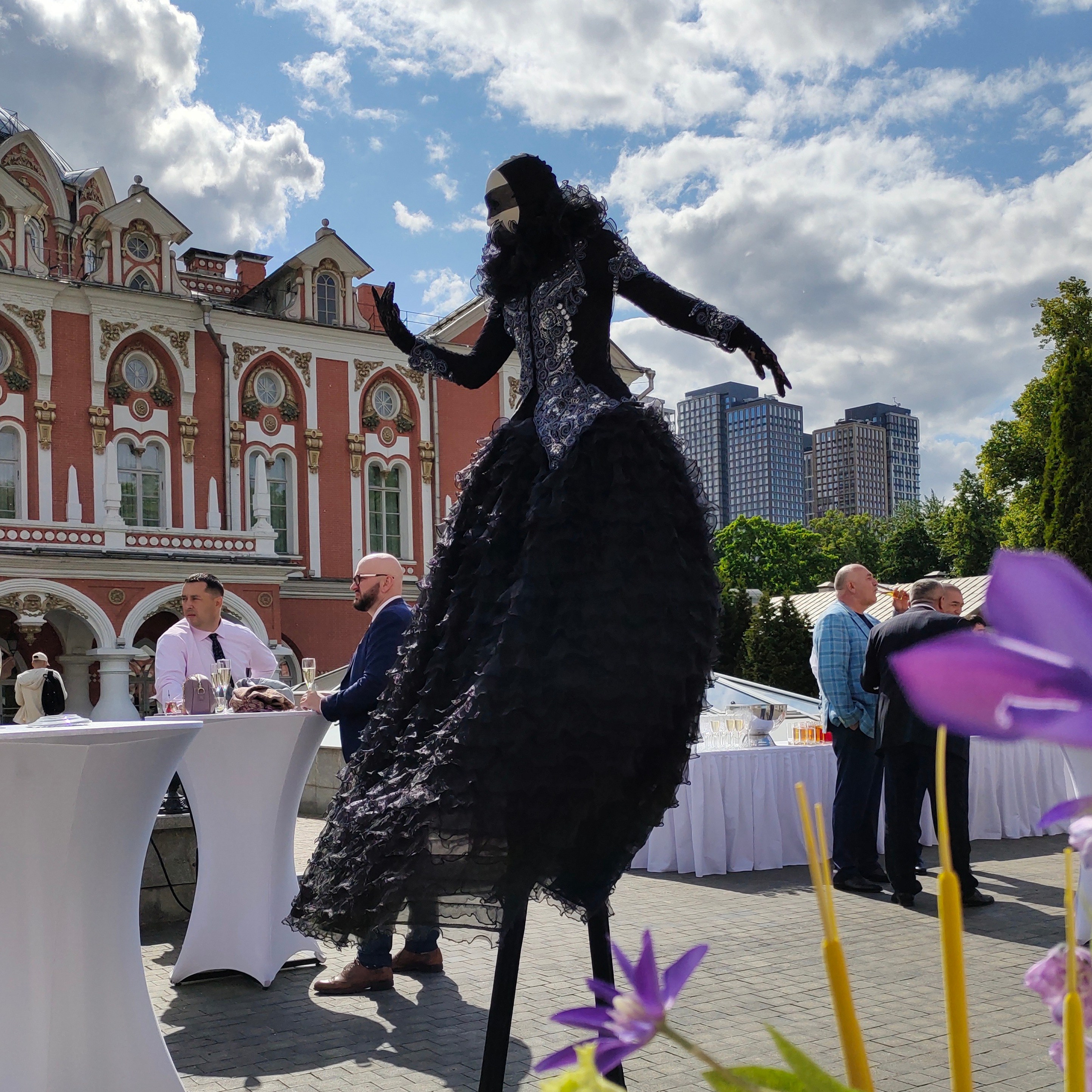 Персонаж лимонное Мороженое. Мимы и Ходулисты на встречу гостей. Москва