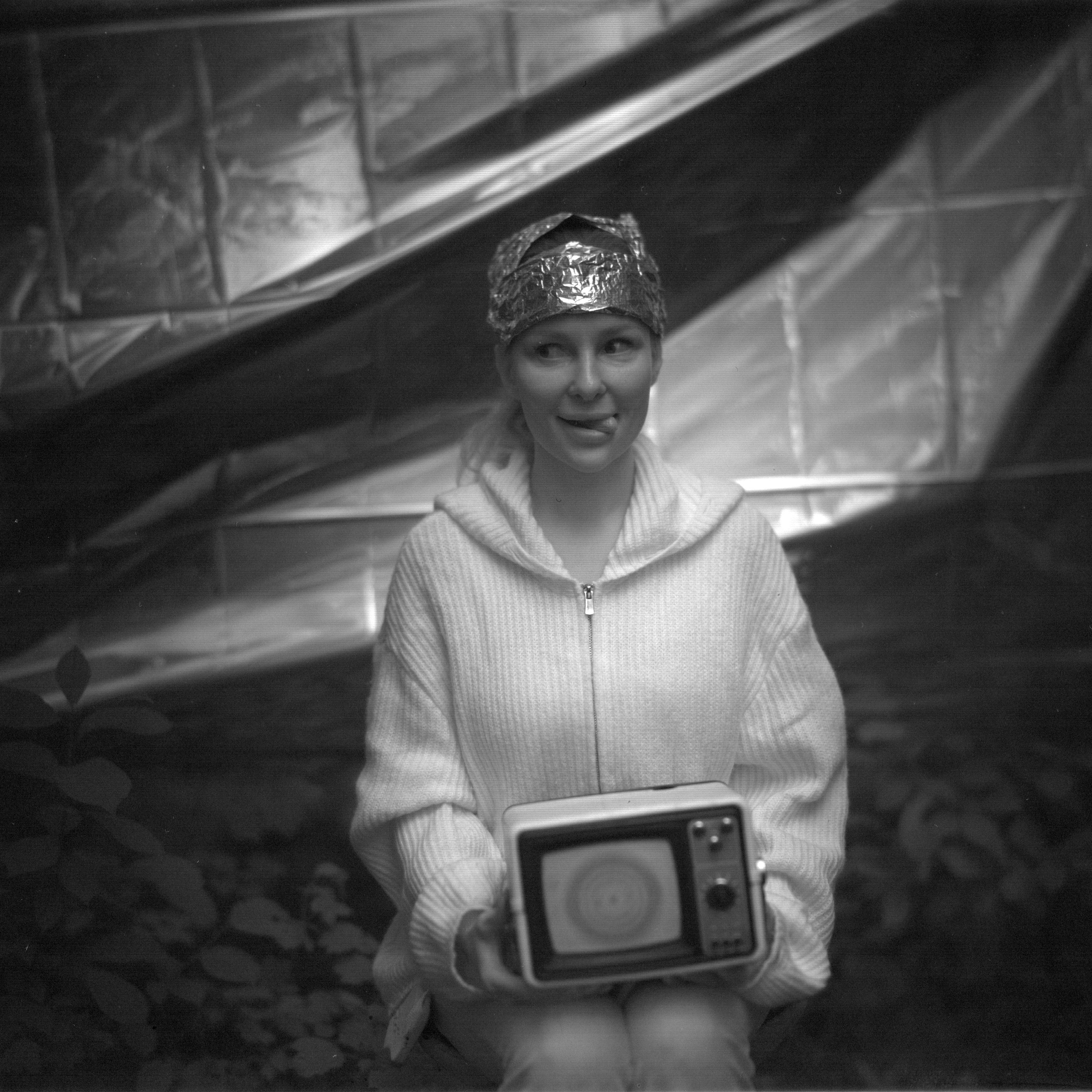 Ремонт головы с помощью Фольги и Буратино. Roman Hodirev is an esoteriologist, multidisciplinary artist, photographer and musician. Saint Petersburg, Riga