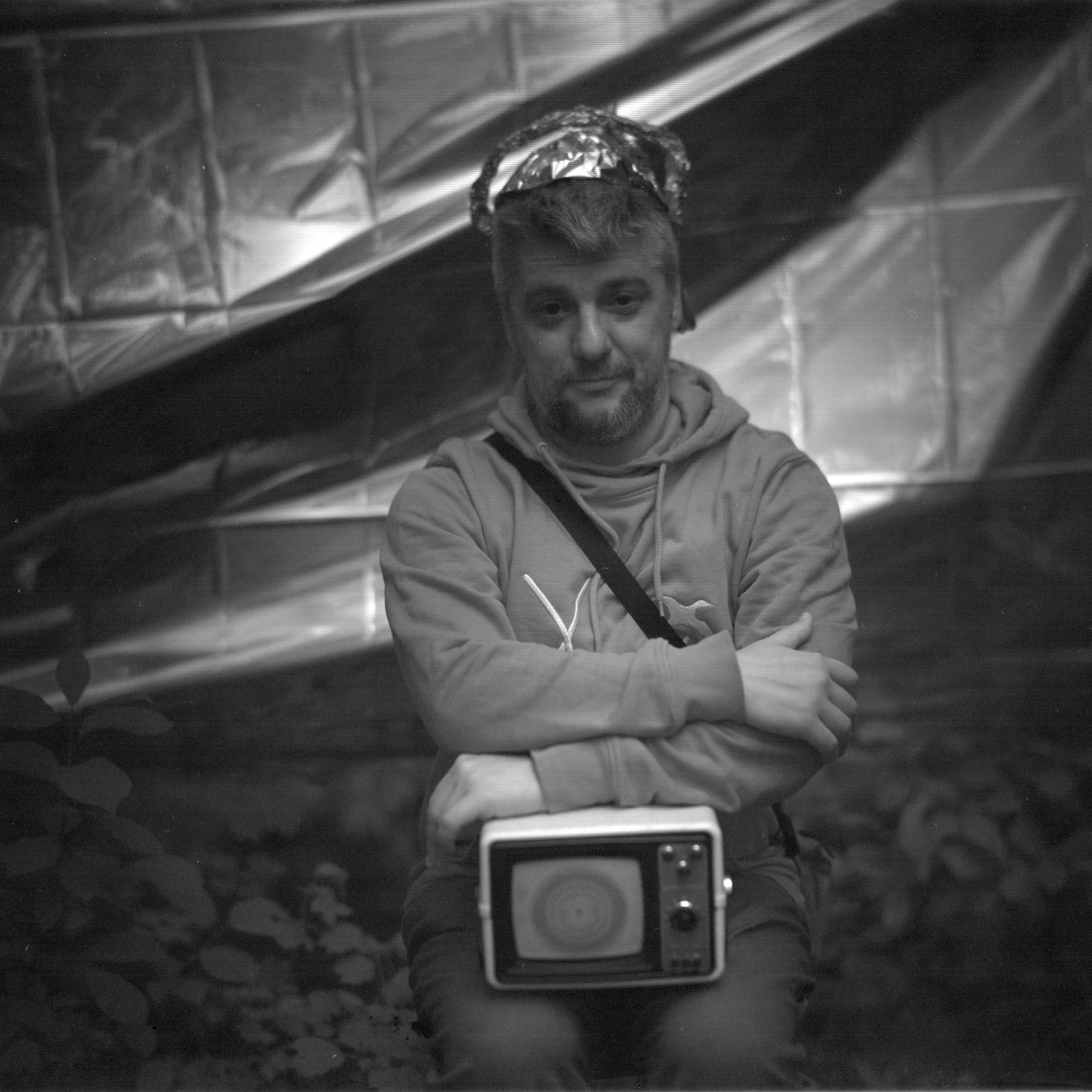 Ремонт головы с помощью Фольги и Буратино. Roman Hodirev is an esoteriologist, multidisciplinary artist, photographer and musician. Saint Petersburg, Riga