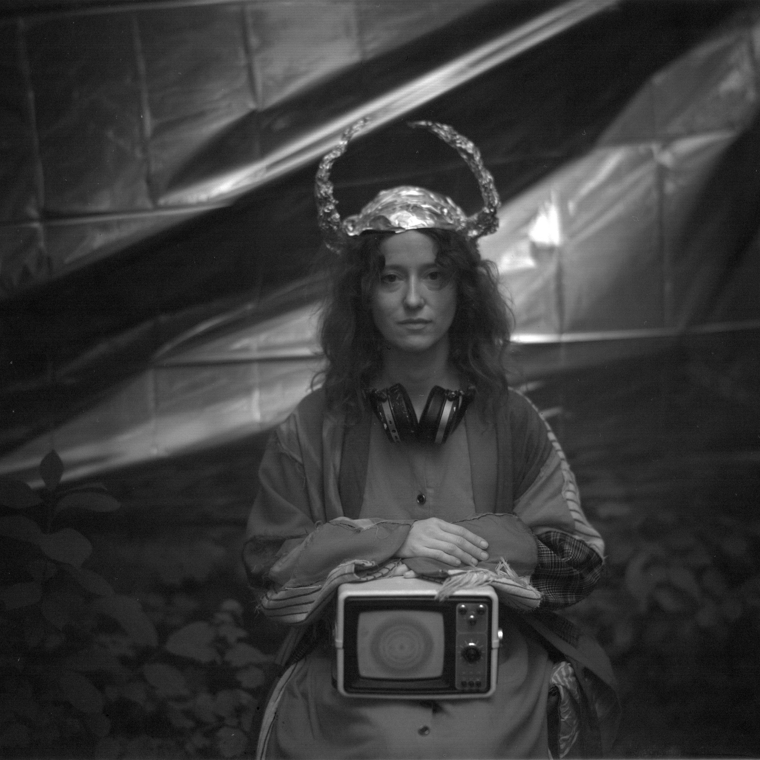 Ремонт головы с помощью Фольги и Буратино. Roman Hodirev is an esoteriologist, multidisciplinary artist, photographer and musician. Saint Petersburg, Riga