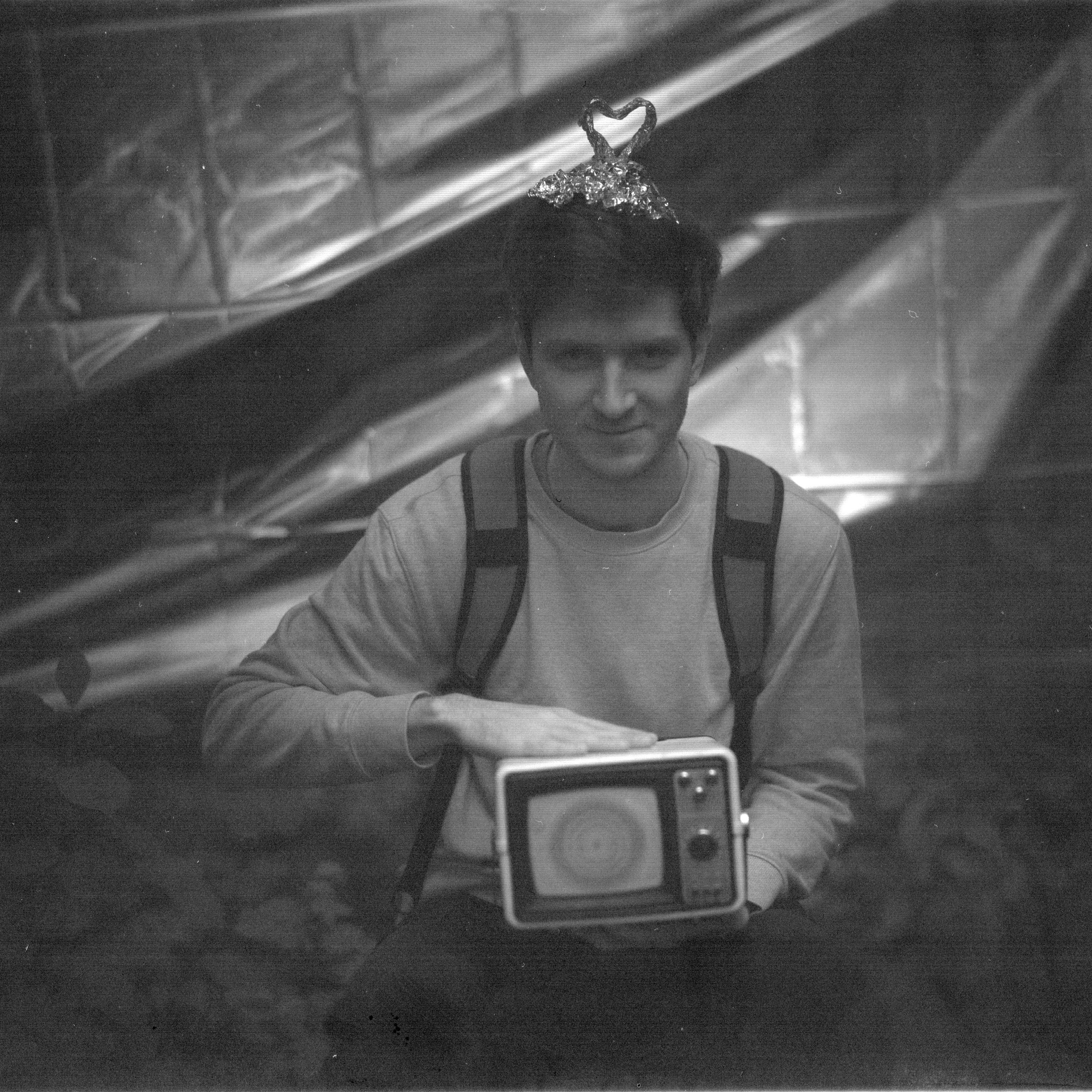 Ремонт головы с помощью Фольги и Буратино. Roman Hodirev is an esoteriologist, multidisciplinary artist, photographer and musician. Saint Petersburg, Riga