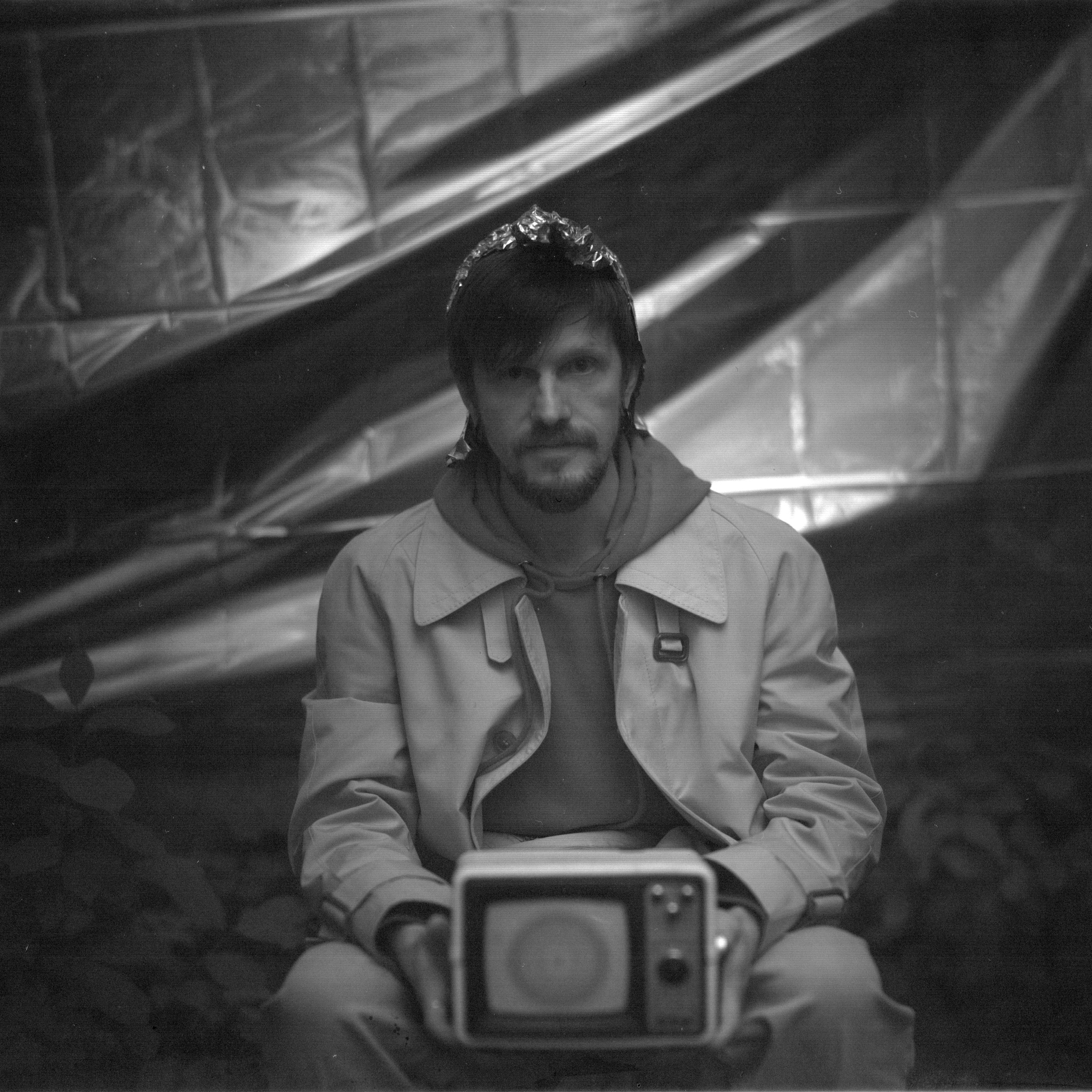 Ремонт головы с помощью Фольги и Буратино. Roman Hodirev is an esoteriologist, multidisciplinary artist, photographer and musician. Saint Petersburg, Riga