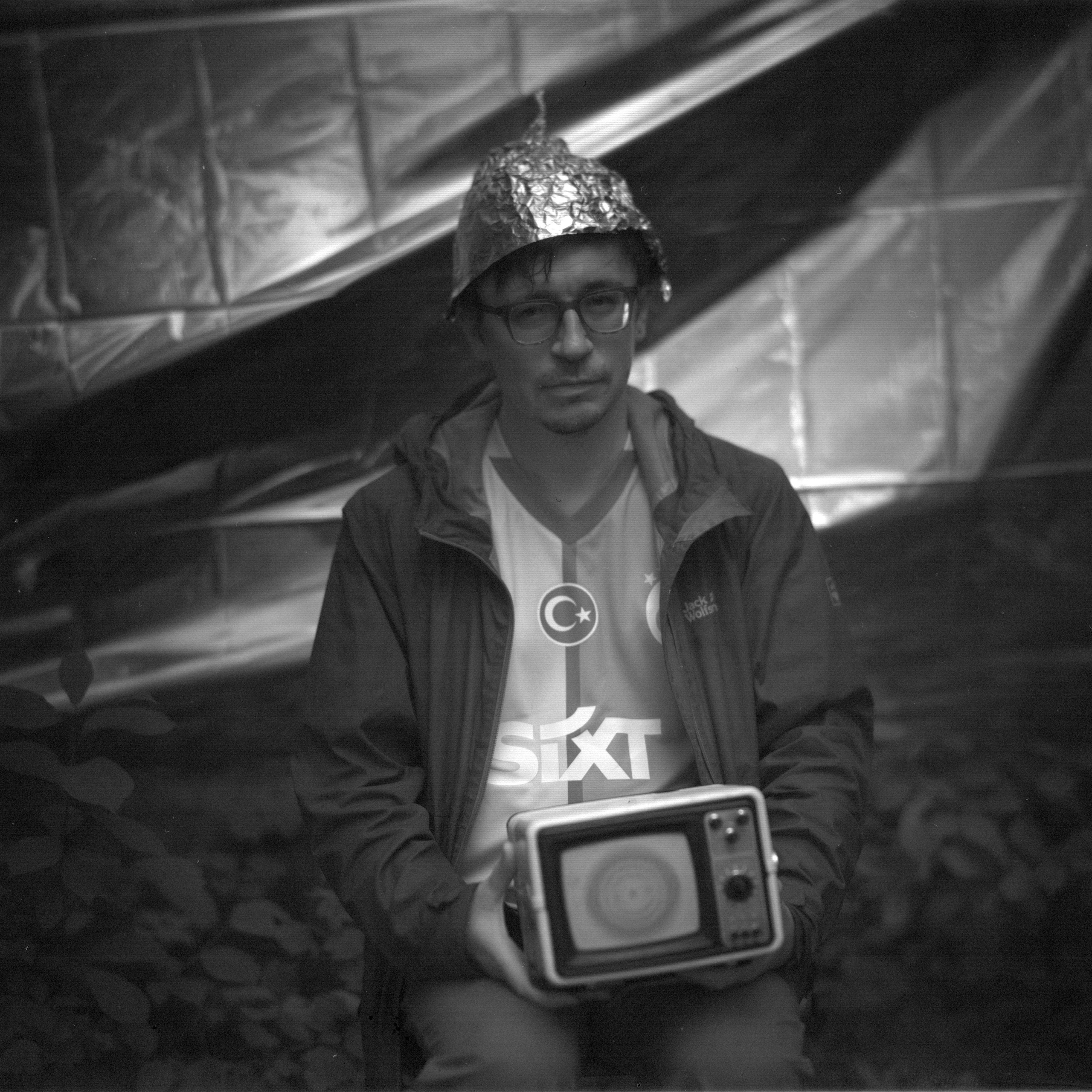 Ремонт головы с помощью Фольги и Буратино. Roman Hodirev is an esoteriologist, multidisciplinary artist, photographer and musician. Saint Petersburg, Riga