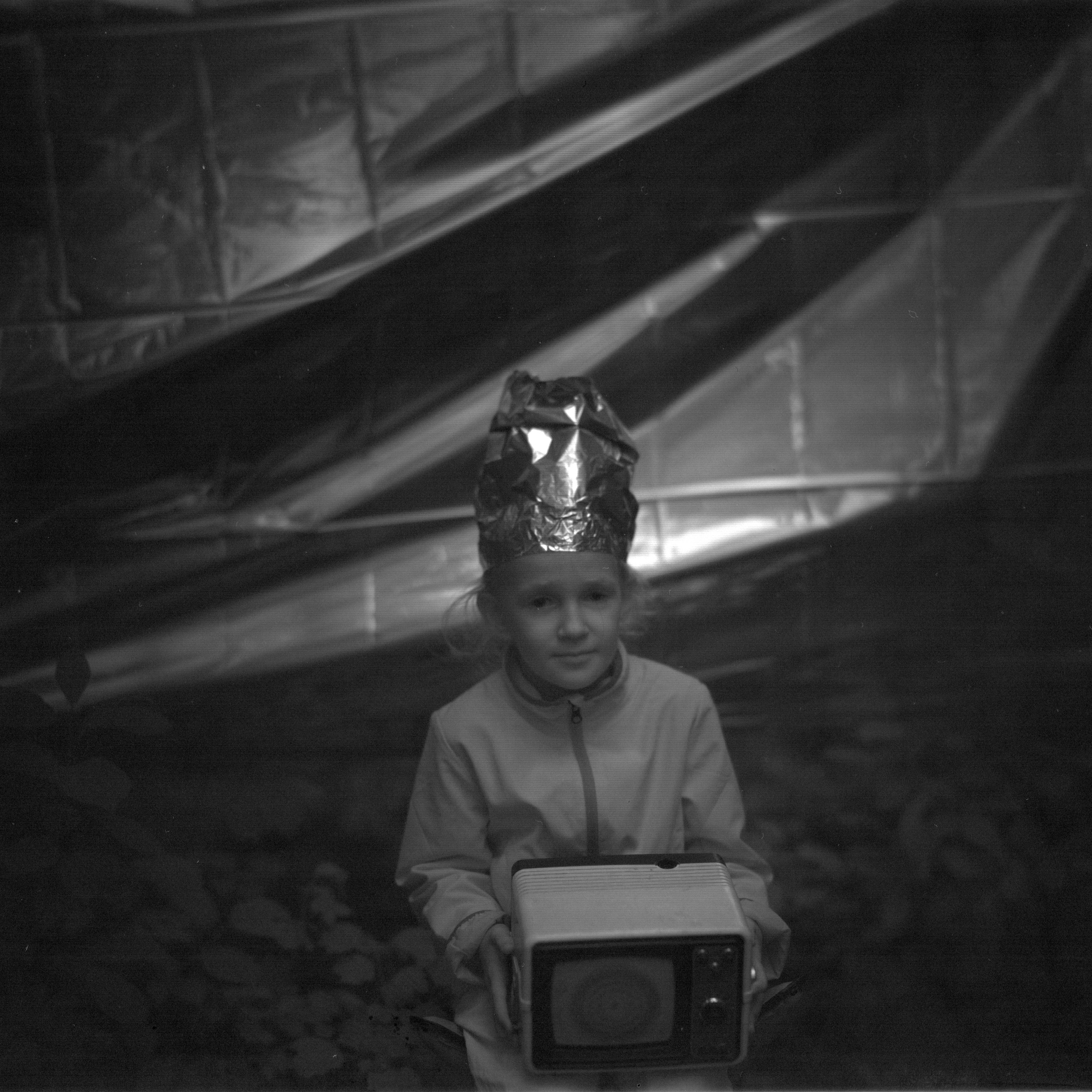 Ремонт головы с помощью Фольги и Буратино. Roman Hodirev is an esoteriologist, multidisciplinary artist, photographer and musician. Saint Petersburg, Riga