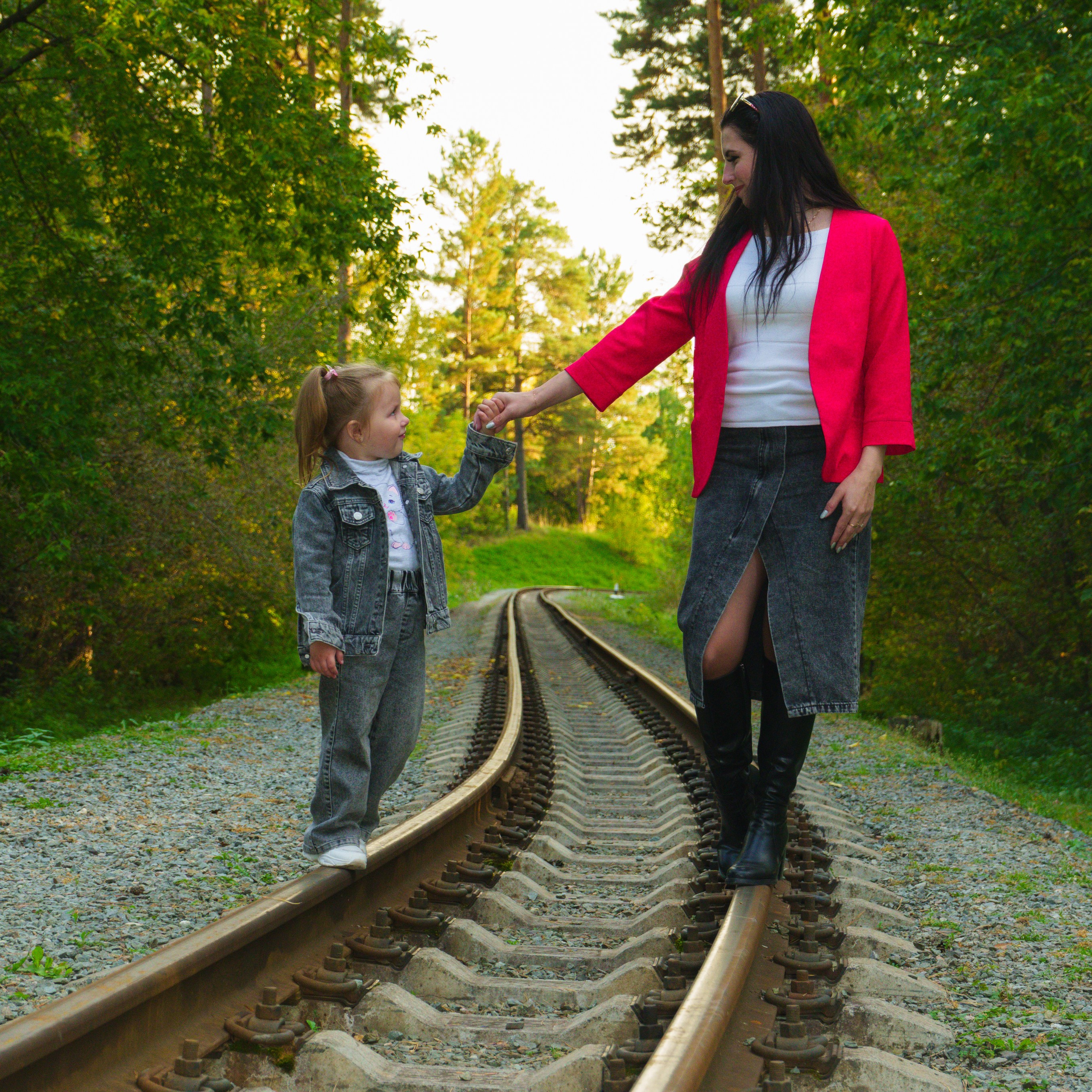 Портретная фотосессияСемейная фотосессияДетская фотосессияЛюбовная/Love-story фотосессияСвадебная фотосессияФотосессия для помолвкиПрофессиональный/деловой портретРекламная/коммерческая фотосессияФотосессия продукции (товары)Фотосессия моды (fashion)Бьюти-съемка (красота, макро-детали лица)Фотосессия lifestyle (повседневная жизнь, атмосфера)Фотосессия в полёте/авиационная (иногда отдельно как аэросъемка)Пейзажная/ландшафтная фотосессияАрхитектурная фотосессияАнфас/студийная фотосессияНю-фотосессия (с оговорками об этике и согласии)Фотосессия для артистов/музыкантовФотосессия для блогеров и инфлюенсеровФотосессия в стиле ретро/винтажЭко- и концептуальная съемка (арт-иллюстративная)Фотосессия для мероприятий (часто как репортажная)Aerial/дрон-съемка (в сочетании с портретной или пейзажной частью)Инфографическая/презентационная фотосессия (для презентаций и каталогов)