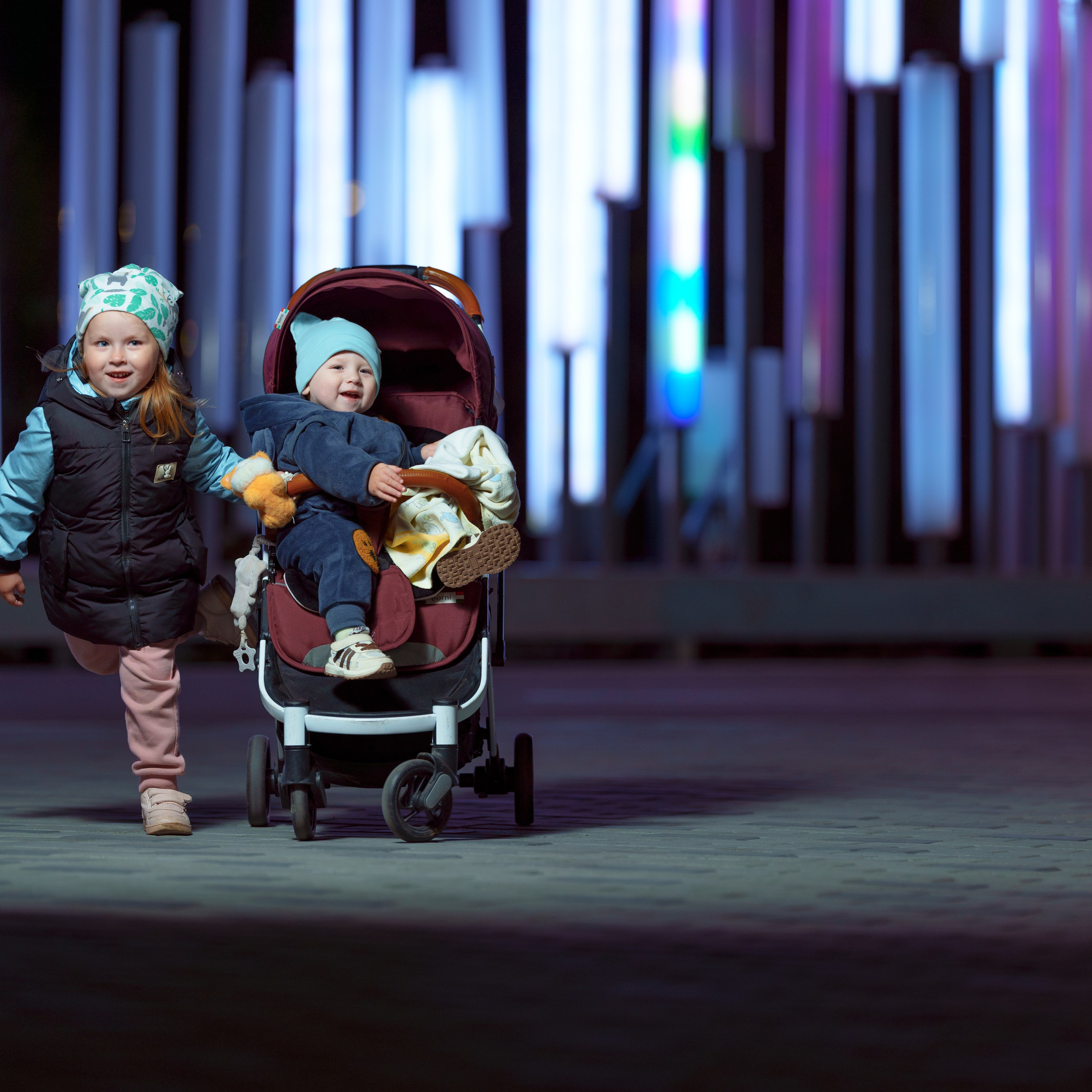 Портретная фотосессияСемейная фотосессияДетская фотосессияЛюбовная/Love-story фотосессияСвадебная фотосессияФотосессия для помолвкиПрофессиональный/деловой портретРекламная/коммерческая фотосессияФотосессия продукции (товары)Фотосессия моды (fashion)Бьюти-съемка (красота, макро-детали лица)Фотосессия lifestyle (повседневная жизнь, атмосфера)Фотосессия в полёте/авиационная (иногда отдельно как аэросъемка)Пейзажная/ландшафтная фотосессияАрхитектурная фотосессияАнфас/студийная фотосессияНю-фотосессия (с оговорками об этике и согласии)Фотосессия для артистов/музыкантовФотосессия для блогеров и инфлюенсеровФотосессия в стиле ретро/винтажЭко- и концептуальная съемка (арт-иллюстративная)Фотосессия для мероприятий (часто как репортажная)Aerial/дрон-съемка (в сочетании с портретной или пейзажной частью)Инфографическая/презентационная фотосессия (для презентаций и каталогов)