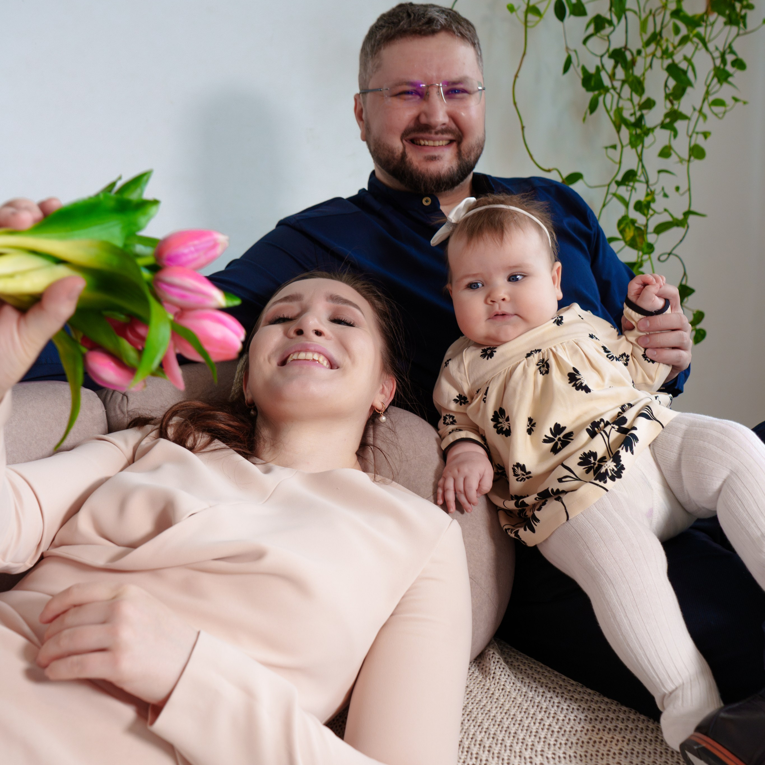 Портретная фотосессияСемейная фотосессияДетская фотосессияЛюбовная/Love-story фотосессияСвадебная фотосессияФотосессия для помолвкиПрофессиональный/деловой портретРекламная/коммерческая фотосессияФотосессия продукции (товары)Фотосессия моды (fashion)Бьюти-съемка (красота, макро-детали лица)Фотосессия lifestyle (повседневная жизнь, атмосфера)Фотосессия в полёте/авиационная (иногда отдельно как аэросъемка)Пейзажная/ландшафтная фотосессияАрхитектурная фотосессияАнфас/студийная фотосессияНю-фотосессия (с оговорками об этике и согласии)Фотосессия для артистов/музыкантовФотосессия для блогеров и инфлюенсеровФотосессия в стиле ретро/винтажЭко- и концептуальная съемка (арт-иллюстративная)Фотосессия для мероприятий (часто как репортажная)Aerial/дрон-съемка (в сочетании с портретной или пейзажной частью)Инфографическая/презентационная фотосессия (для презентаций и каталогов)