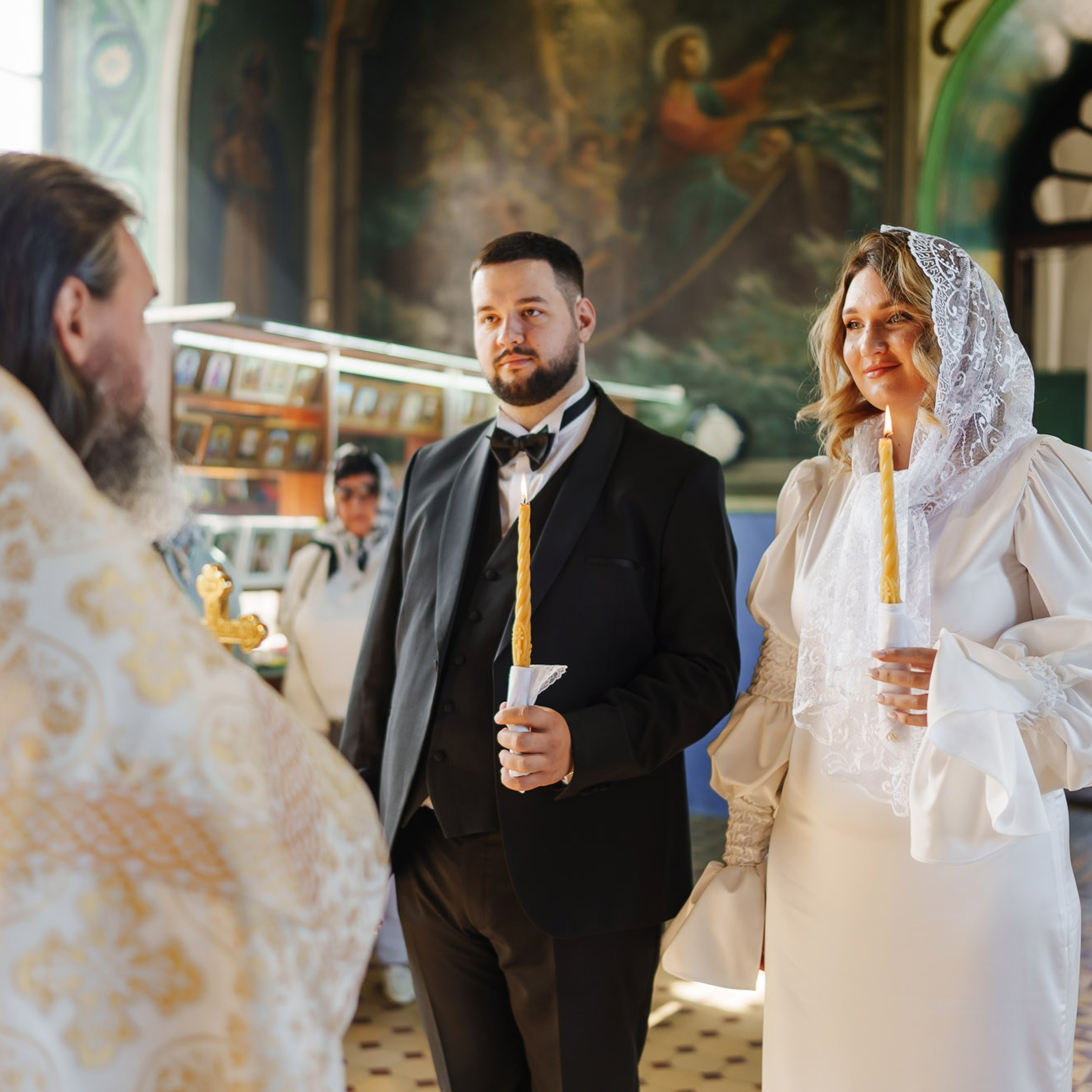 Благословение жениха и невесты во время православного венчания
