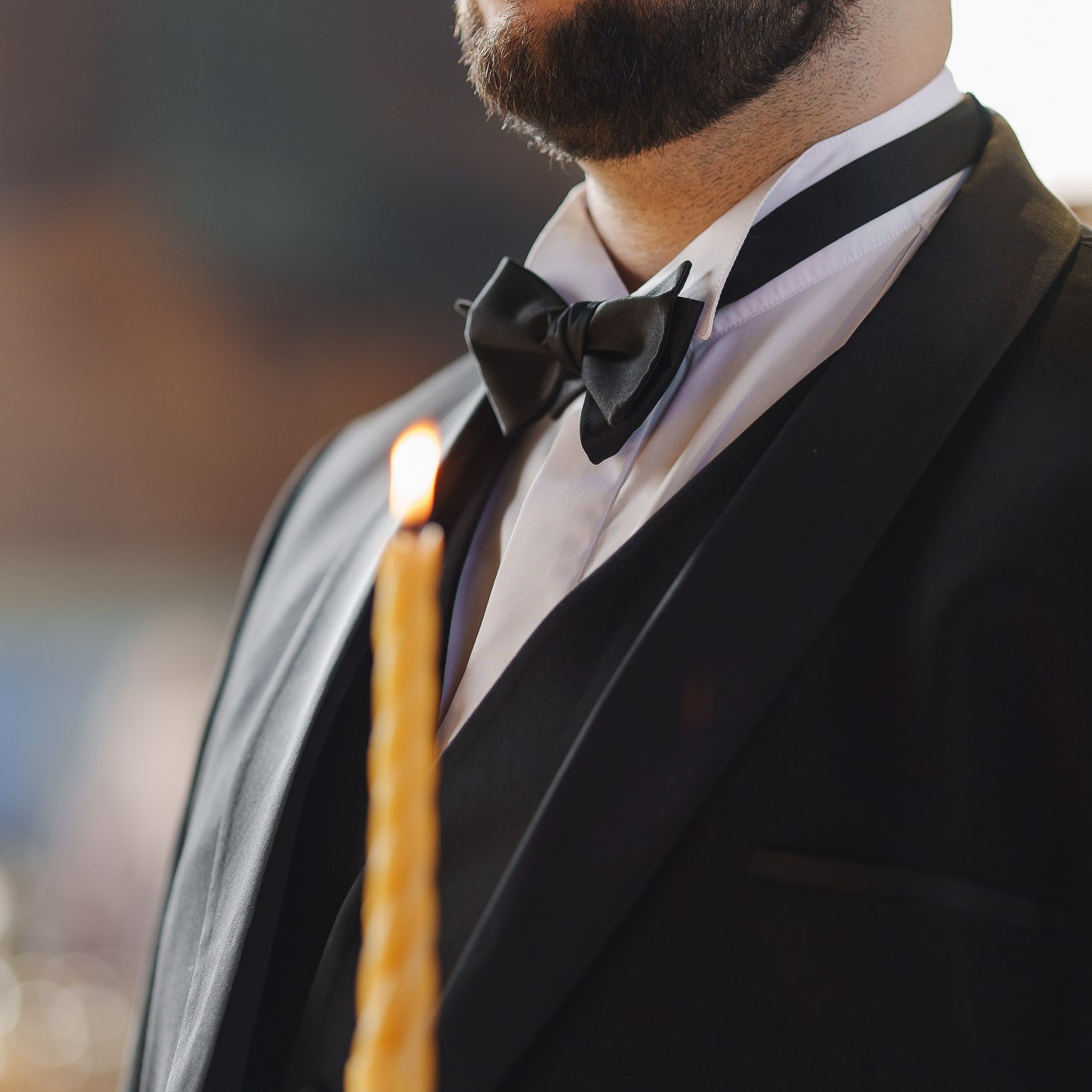 Деталь образа жениха со свечой во время православного венчания