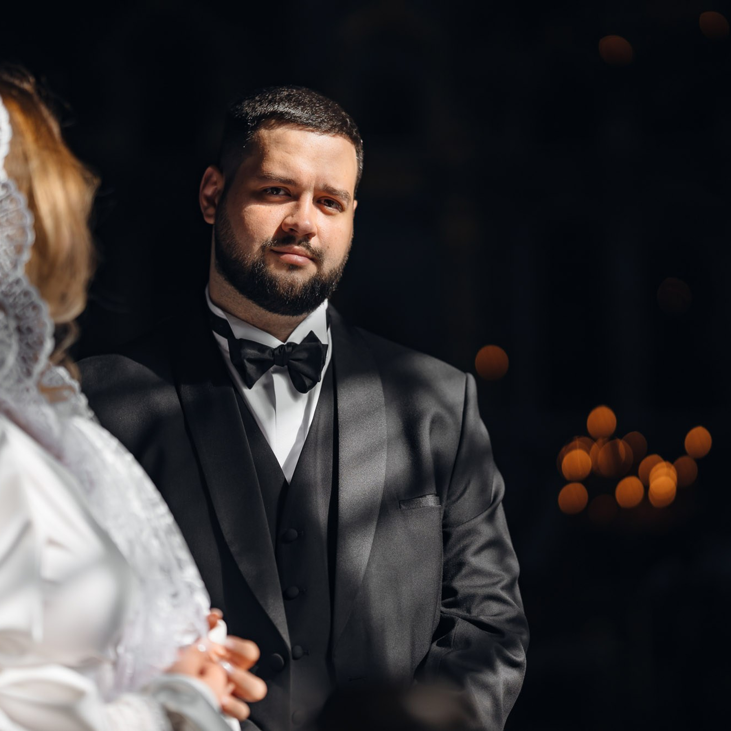 Жених во время православного венчания в храме