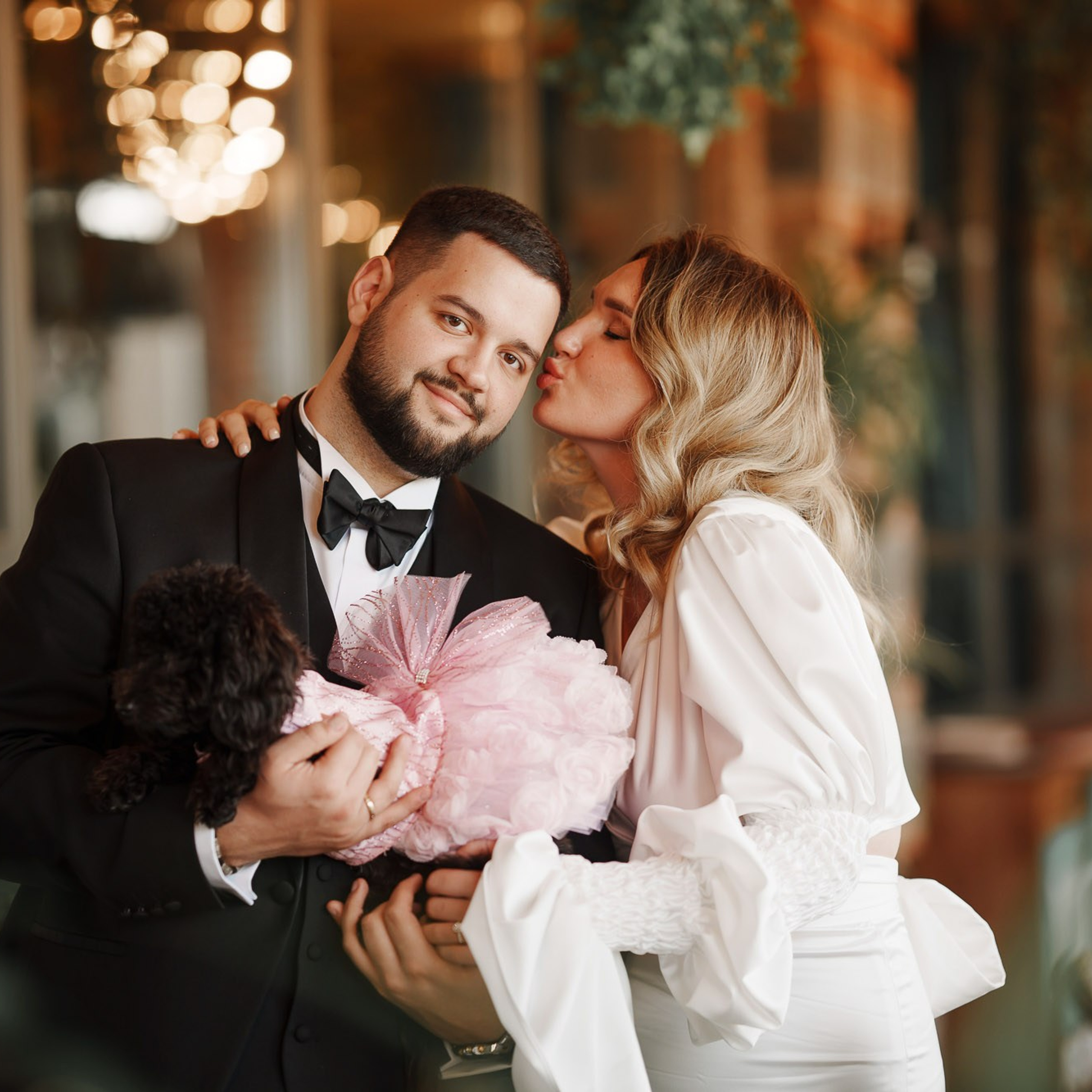 Невеста и жених с собакой после венчания