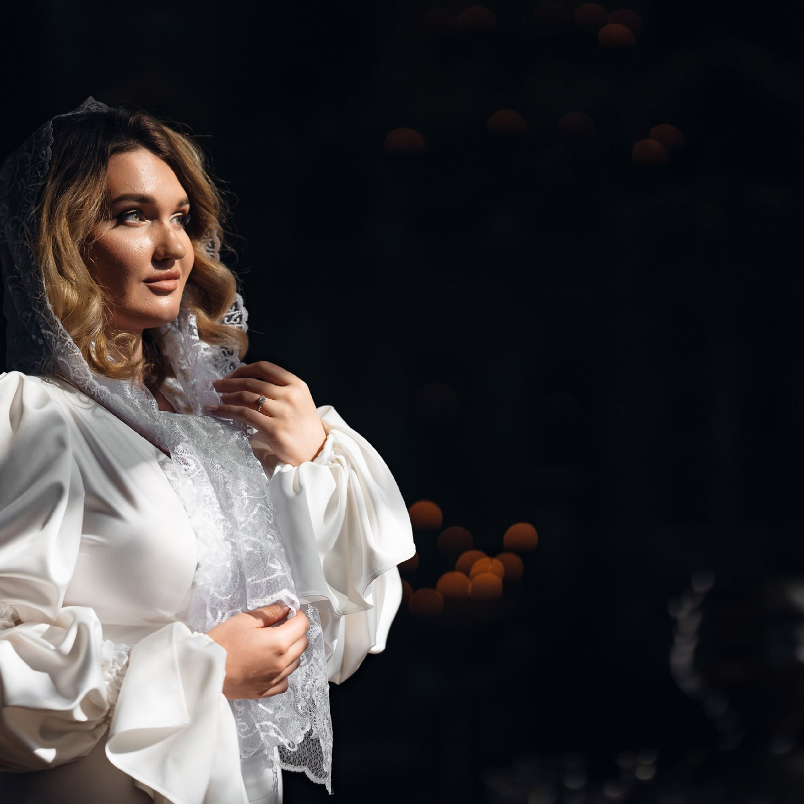 Невеста в храме перед венчанием при свечах