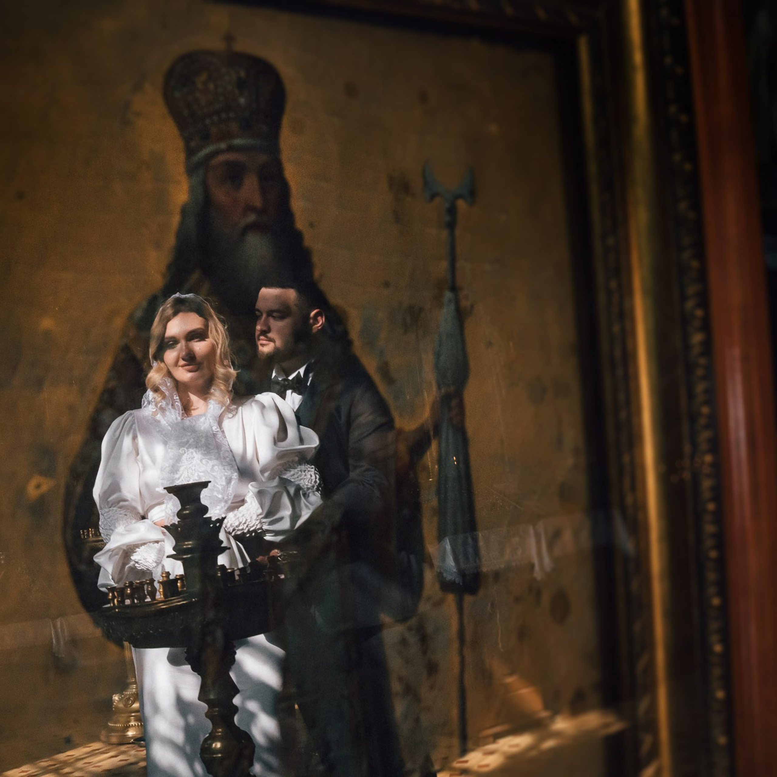 Молодожёны в храме отражение в иконе православное венчание