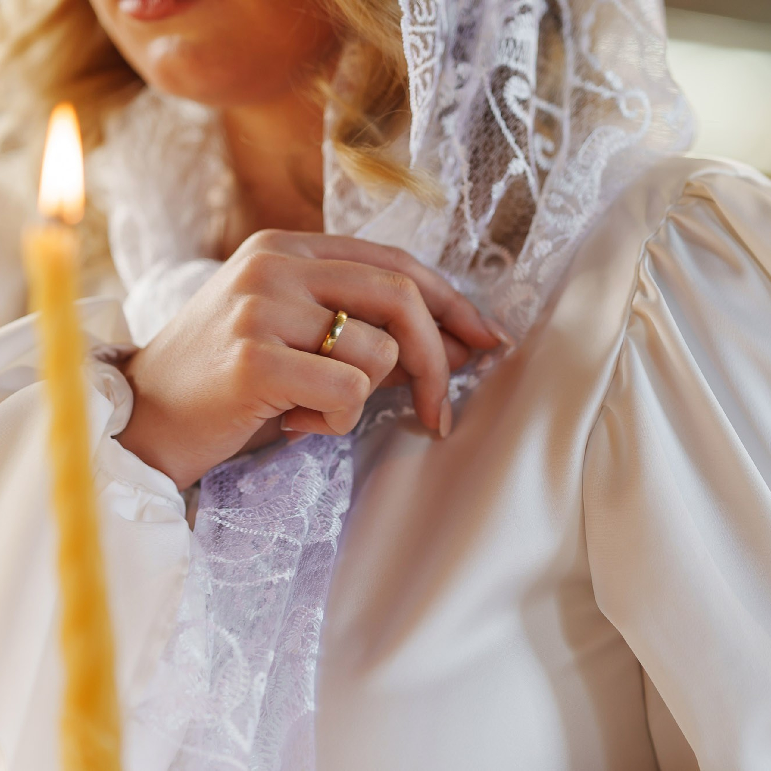 Венчальное кольцо на руке невесты во время православного венчания