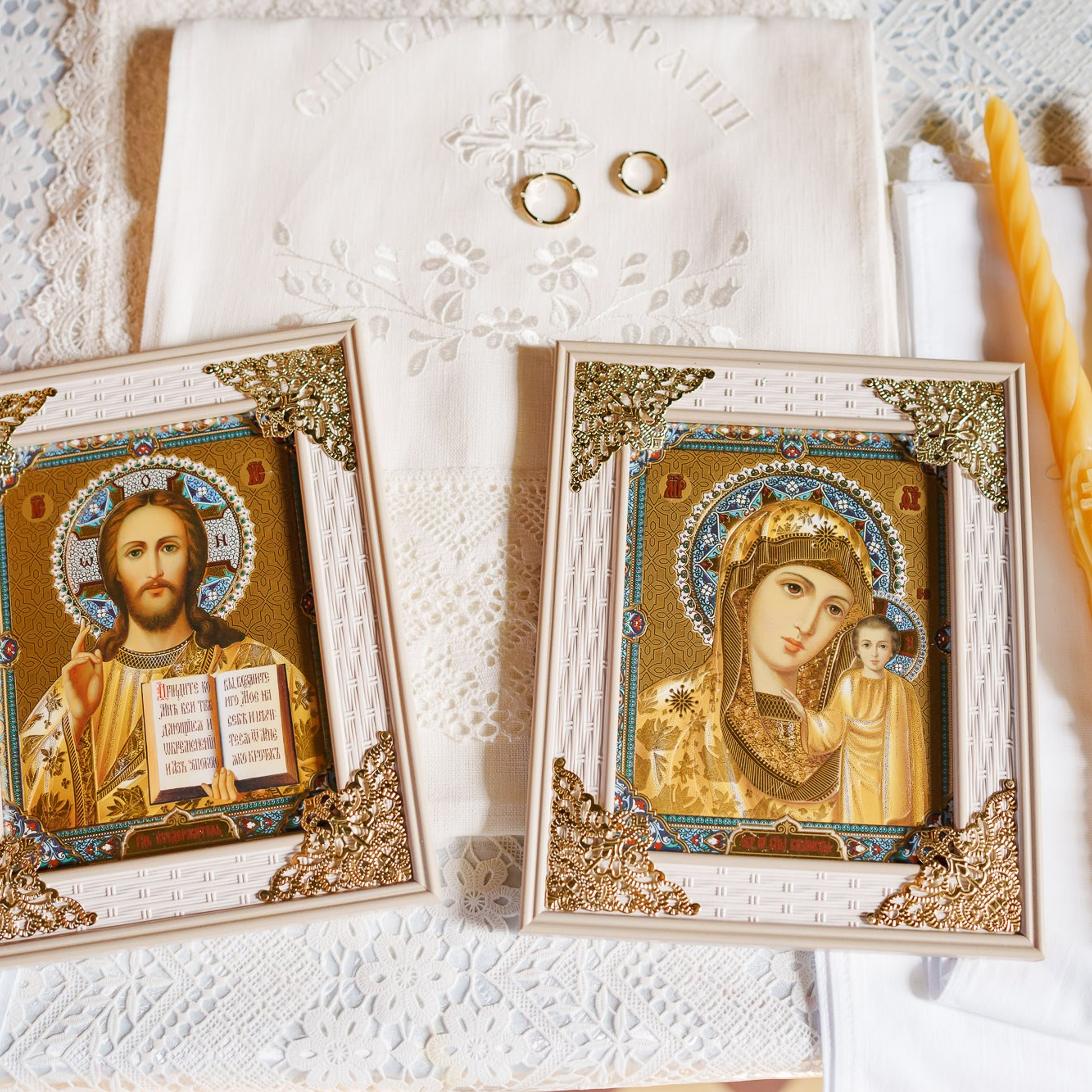 Иконы для православного венчания, венчальные кольца и свечи на рушнике