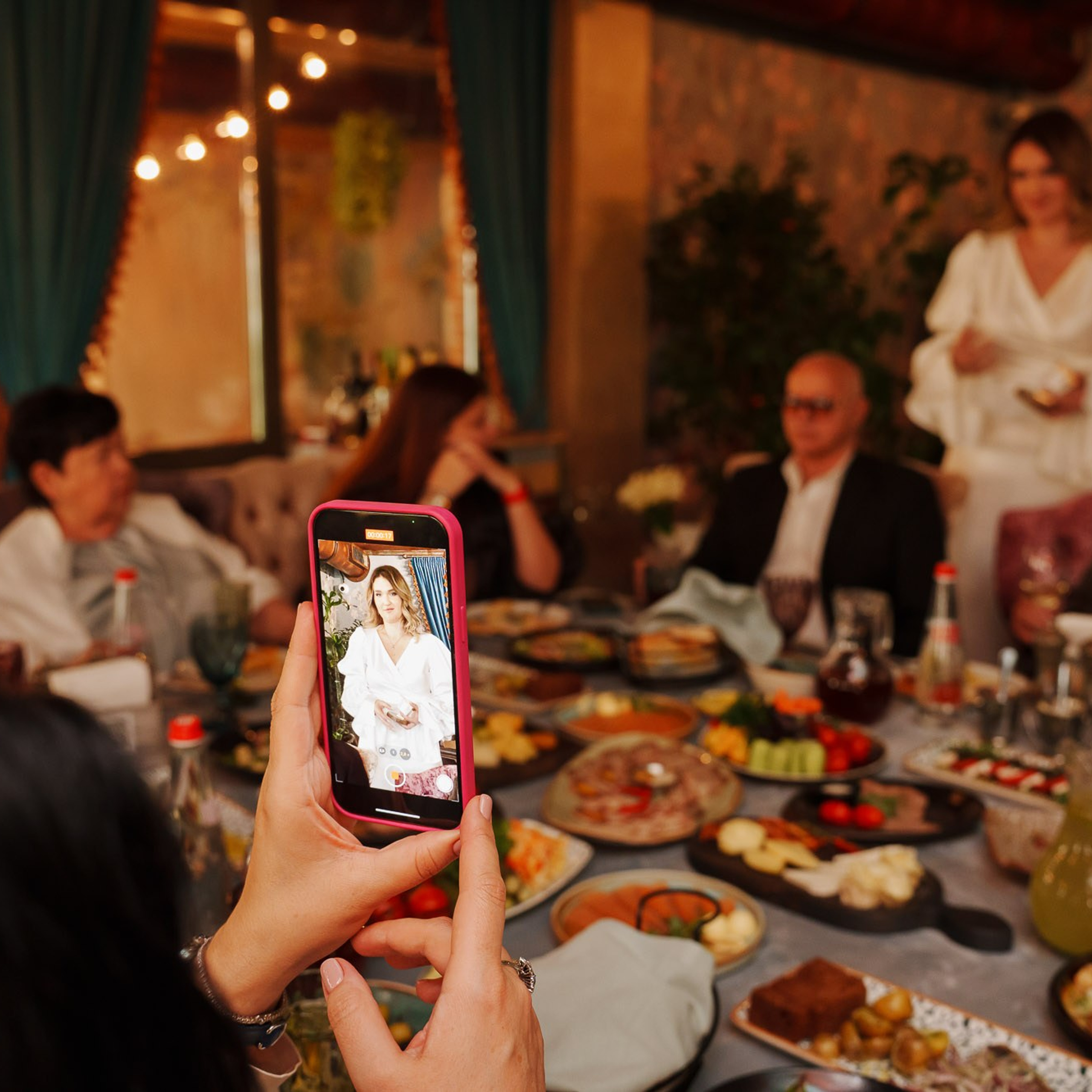 Гости фотографируют невесту на свадьбе