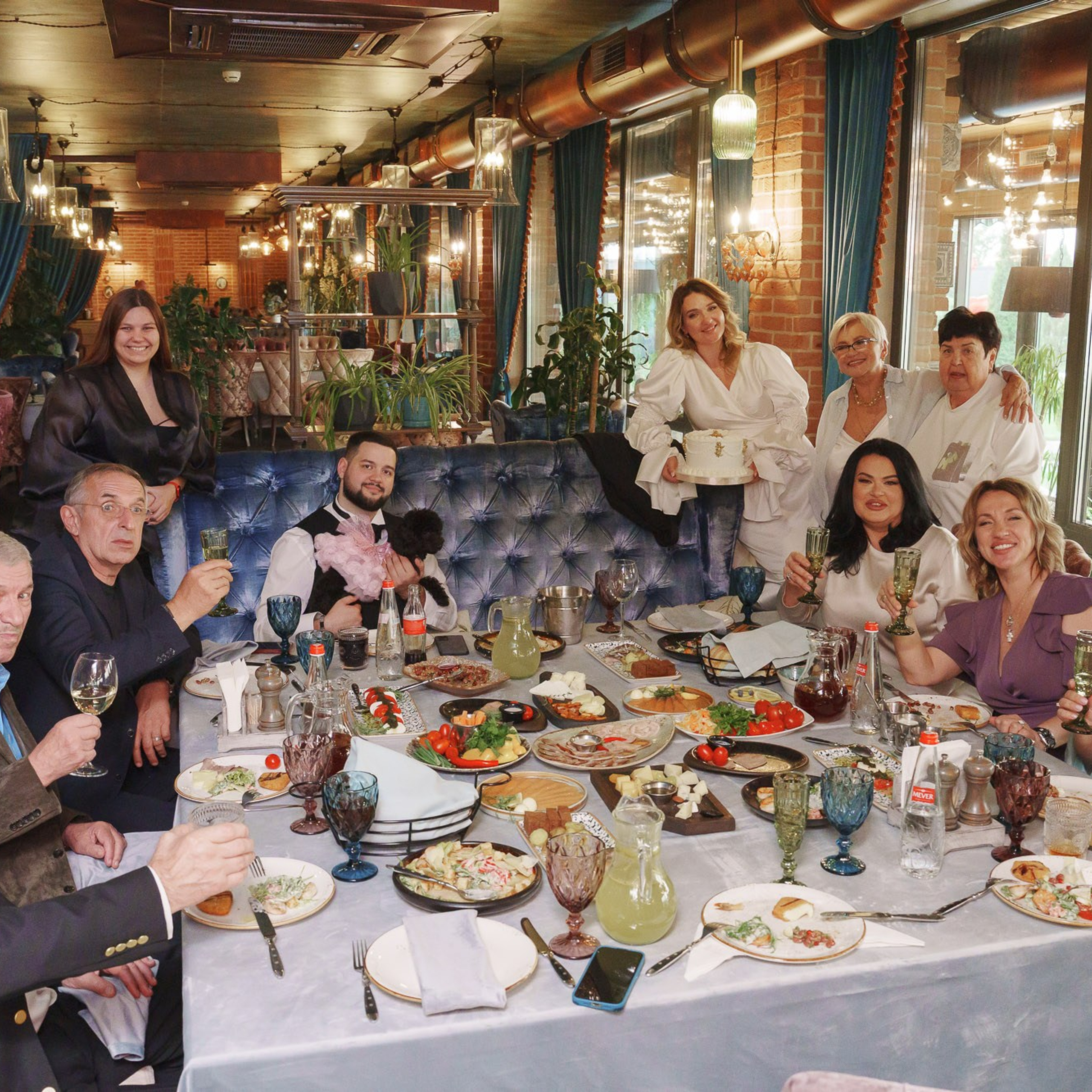 Семейный ужин после венчания в ресторане