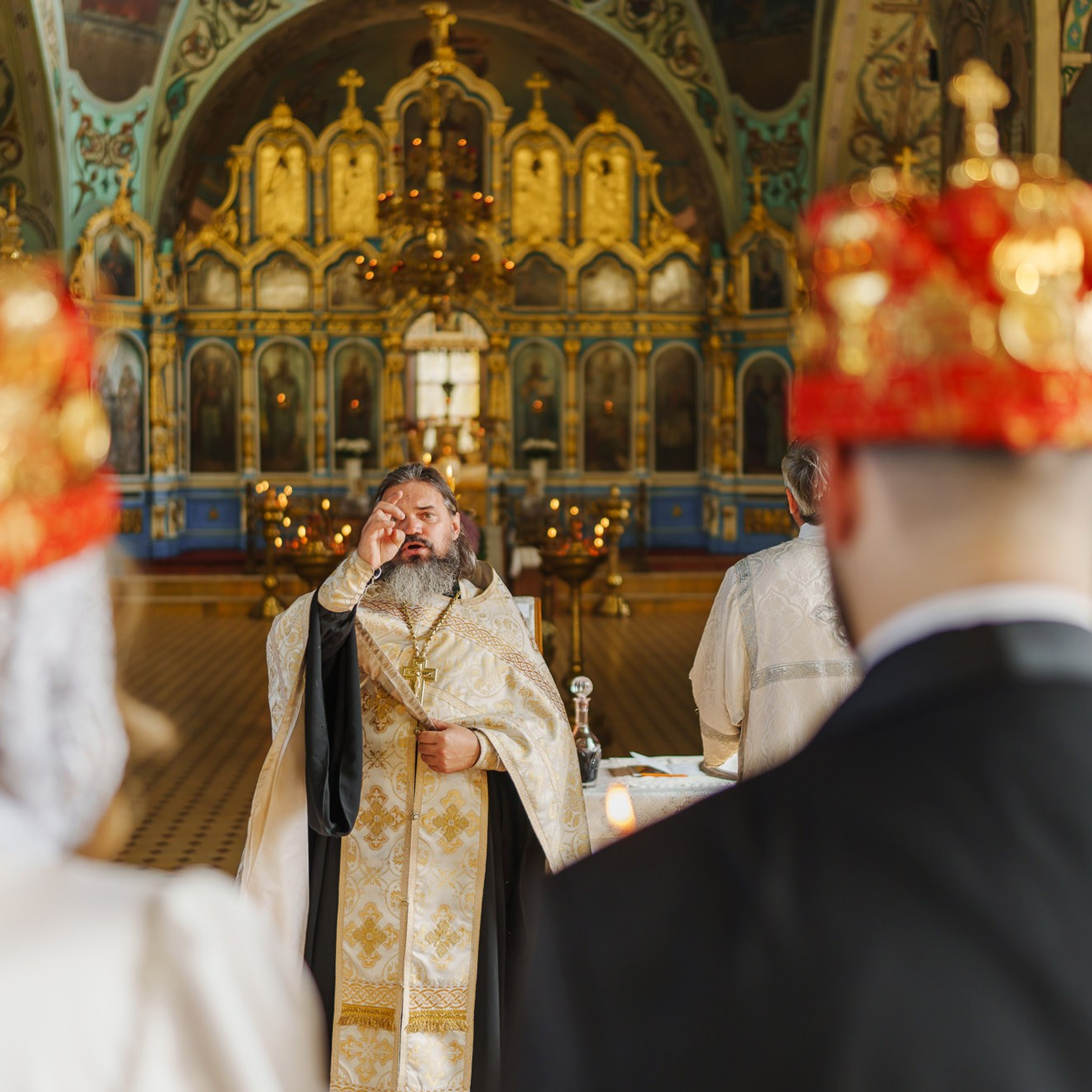 Благословение молодожёнов в венцах во время православного венчания