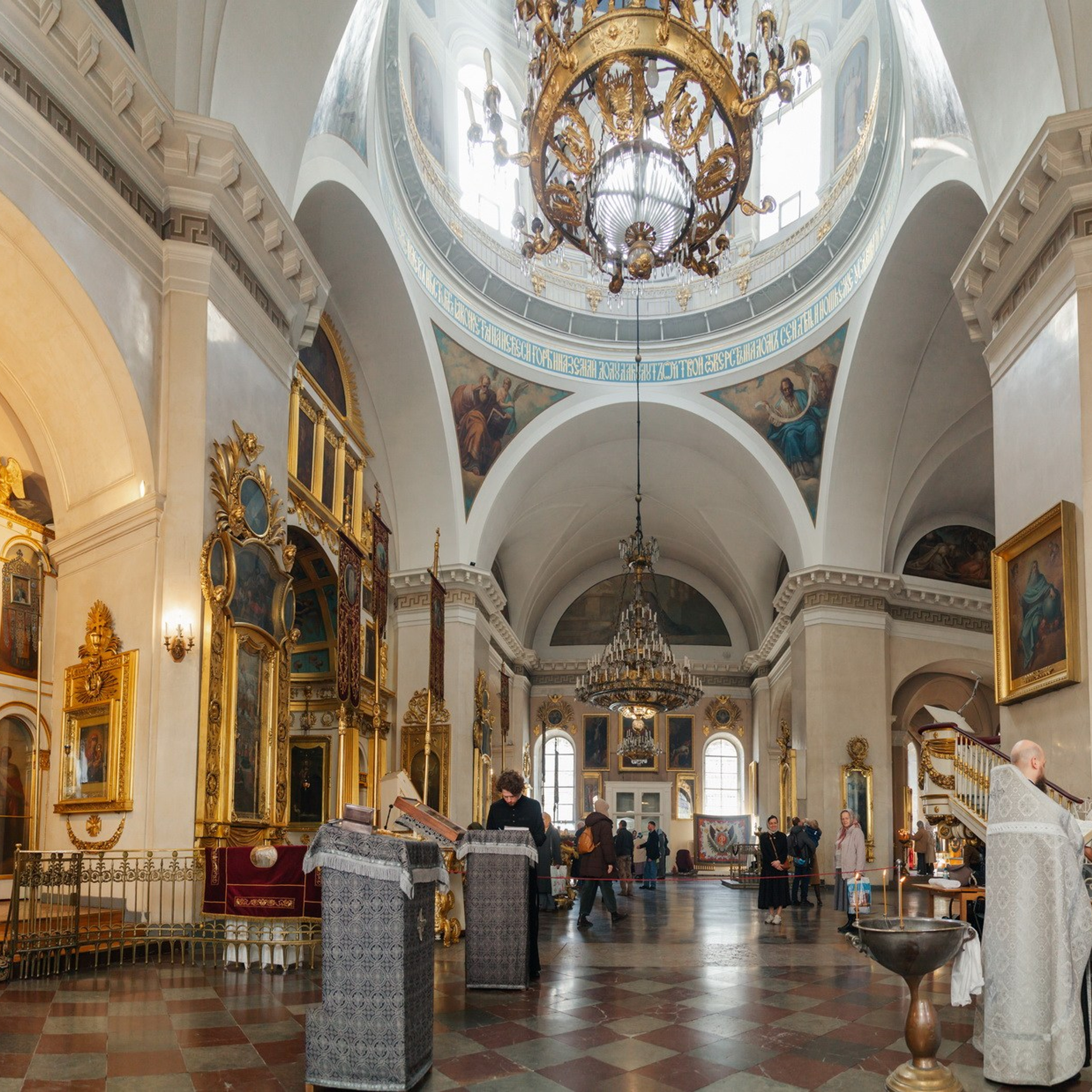Крещение в Лавре, церковь во имя иконы Божией Матери Всех Скорбящих Радость. Фотограф крещение венчание в Петербурге! Помогает подобрать храм и посоветовал душевного батюшку в СПб
