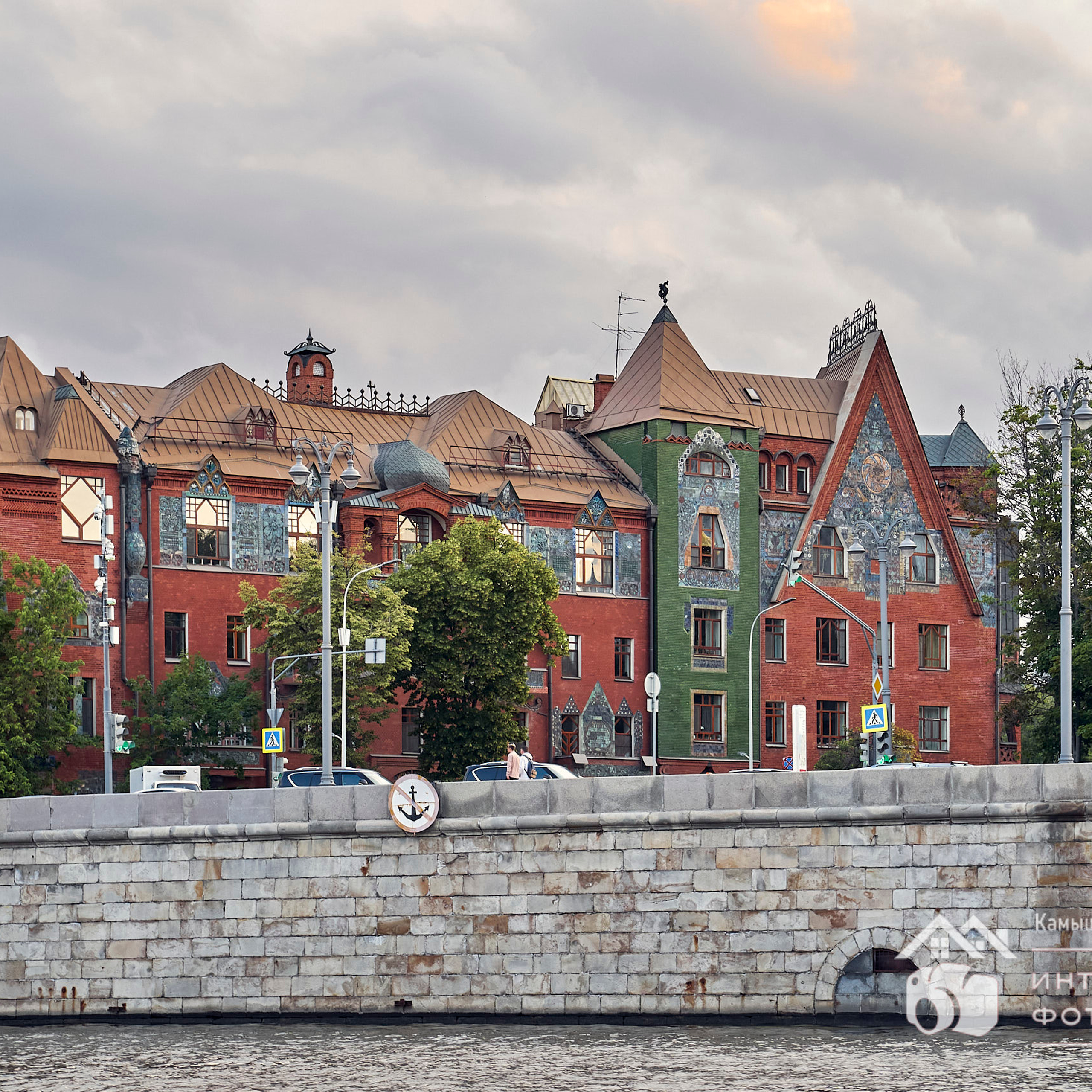 Вечерняя Москва с кораблика: Красный Октябрь