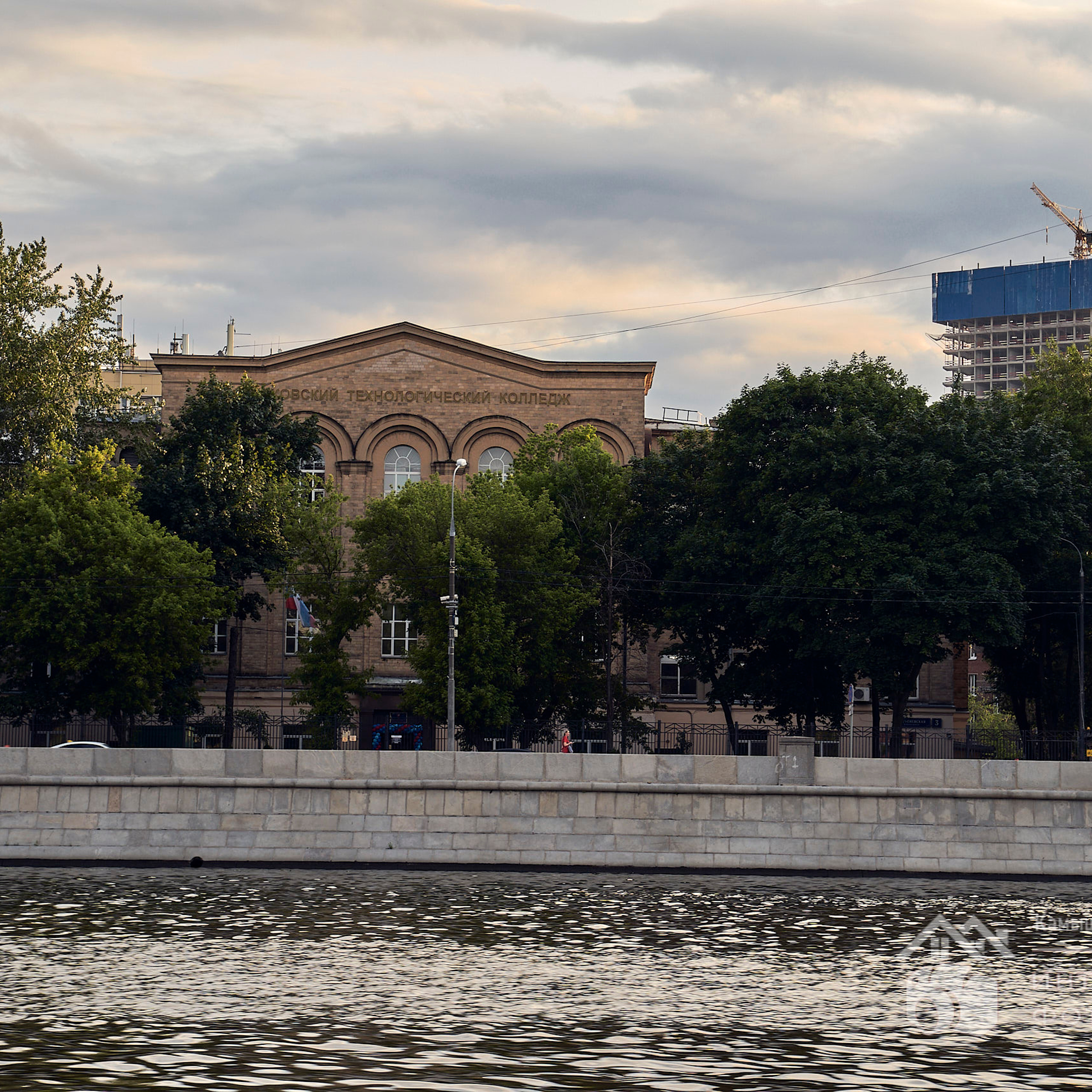 Вечерняя Москва с кораблика: район ЗИЛа