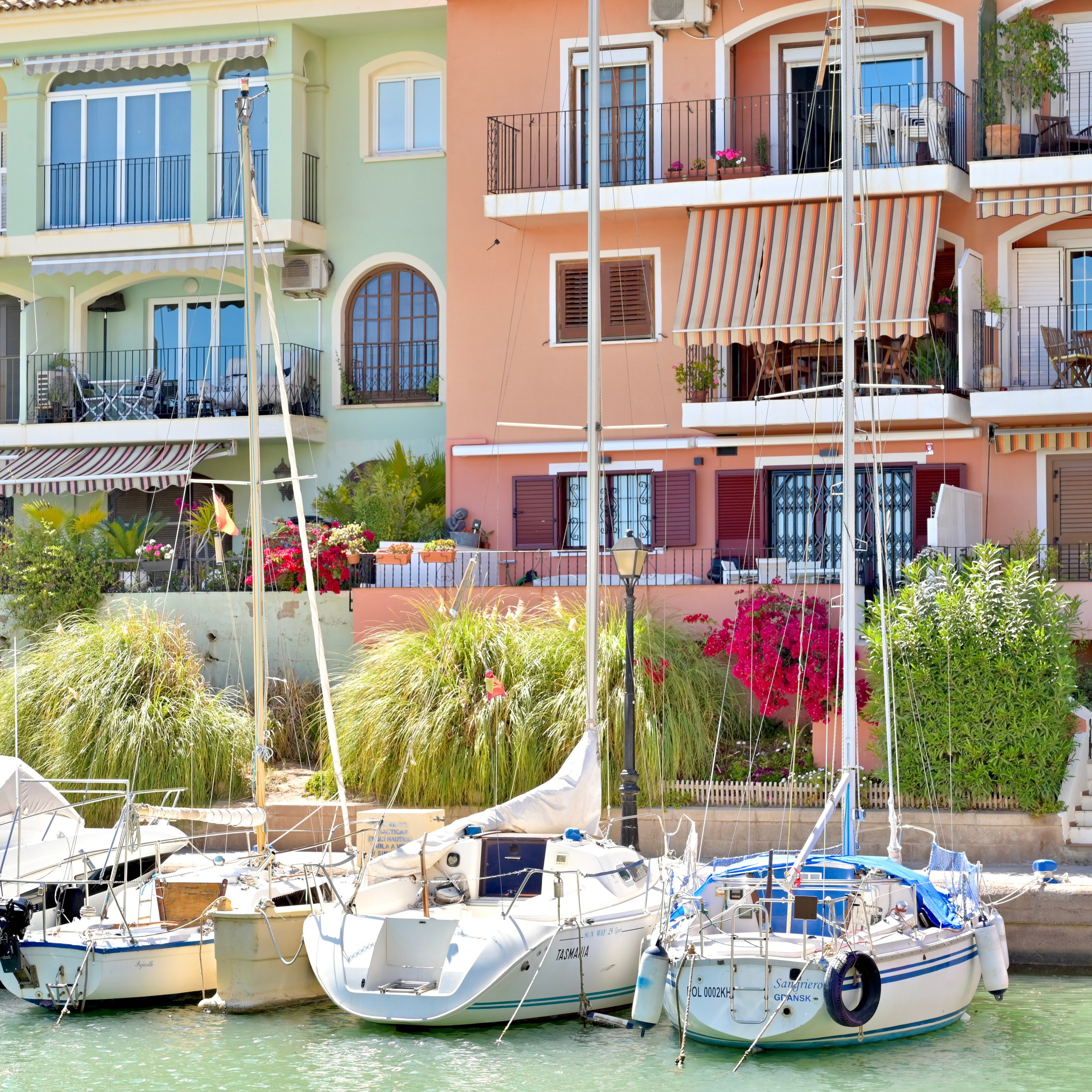 Потр Саплая в пригороде Альборая недалеко от Валенсии (Испания) уникальное место для отдыха и фотосессий. Добраться можно пешком вдоль плажей Мальваросо и Патакона или на автобусе 112В.