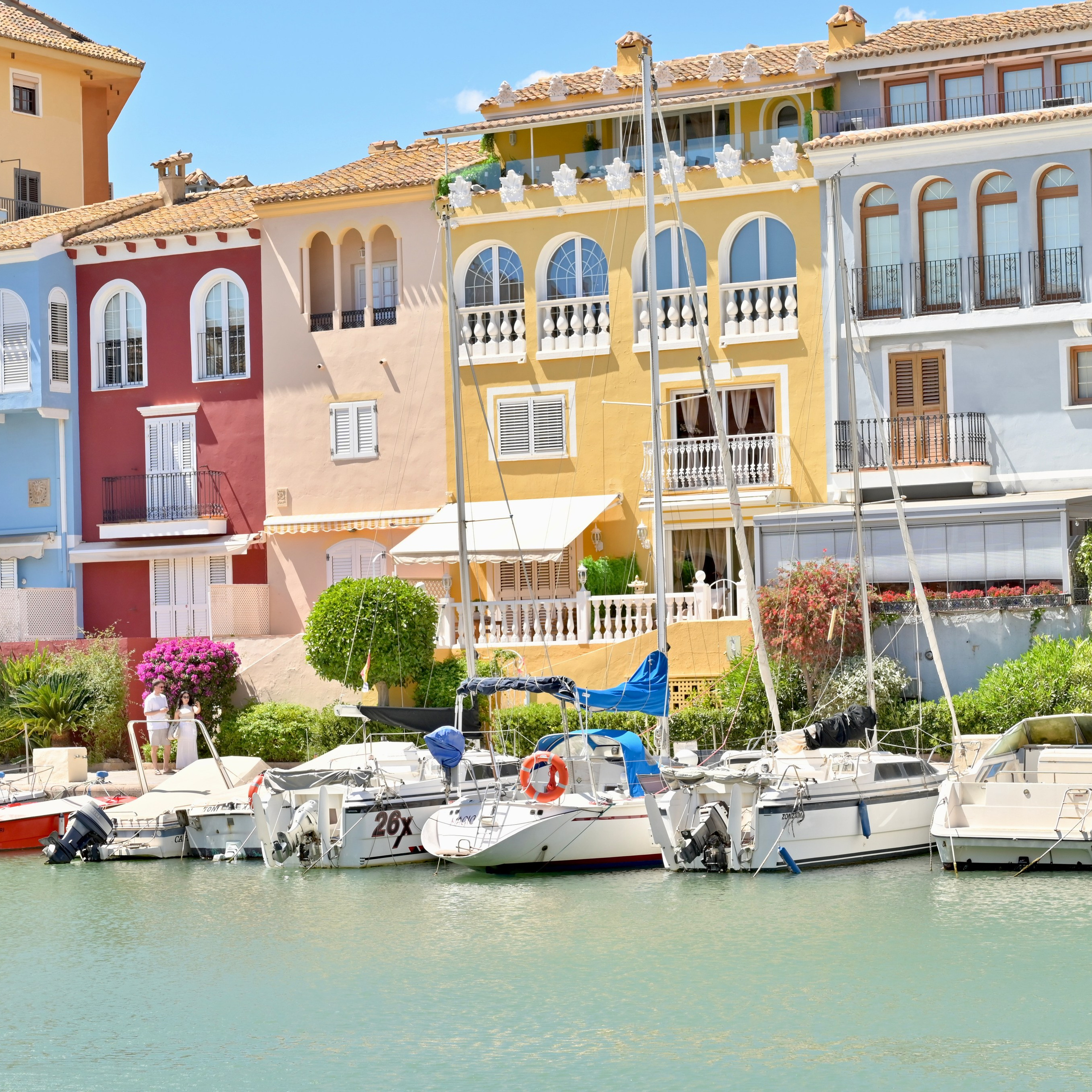 Потр Саплая в пригороде Альборая недалеко от Валенсии (Испания) уникальное место для отдыха и фотосессий. Добраться можно пешком вдоль плажей Мальваросо и Патакона или на автобусе 112В.