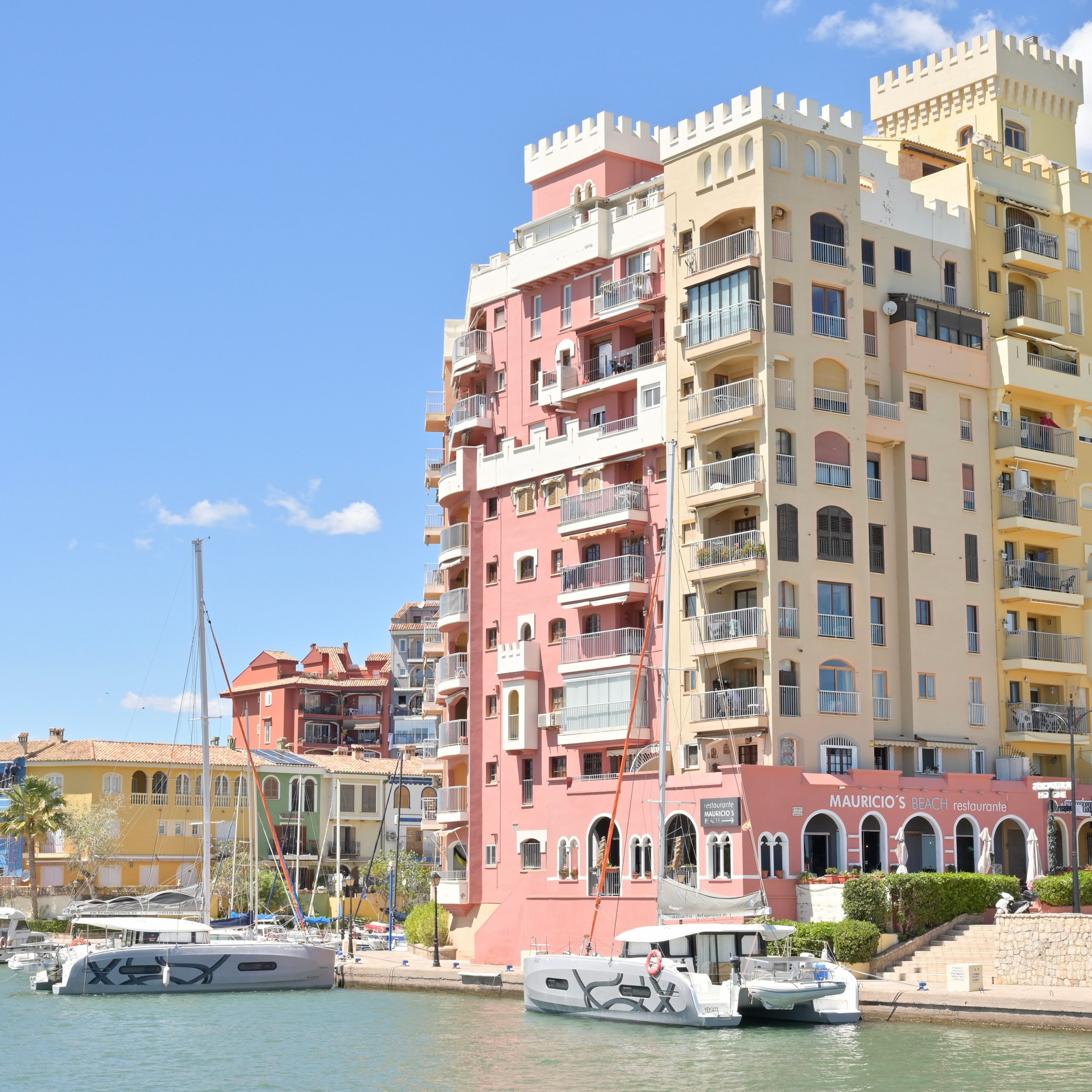 Потр Саплая в пригороде Альборая недалеко от Валенсии (Испания) уникальное место для отдыха и фотосессий. Добраться можно пешком вдоль плажей Мальваросо и Патакона или на автобусе 112В.