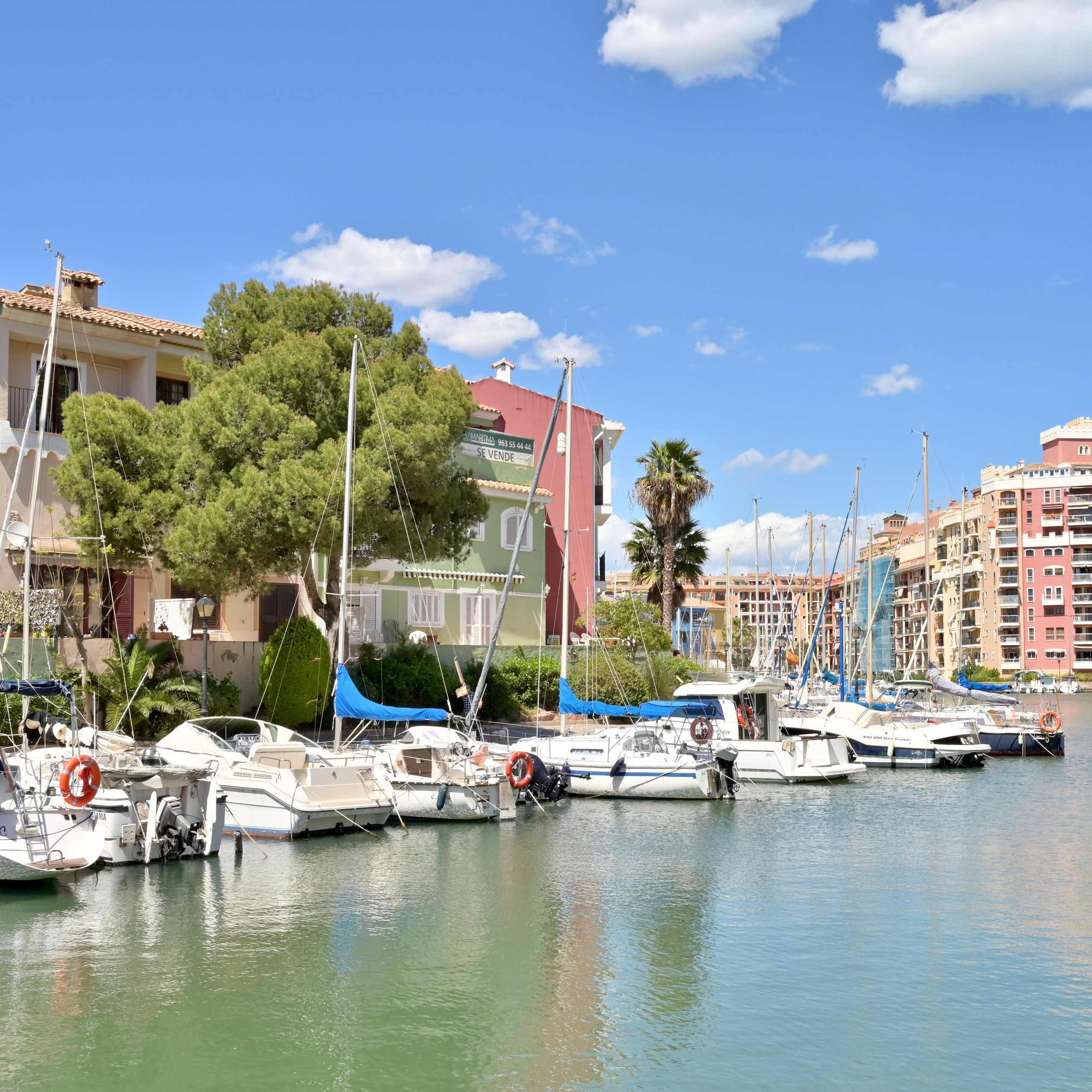 Потр Саплая в пригороде Альборая недалеко от Валенсии (Испания) уникальное место для отдыха и фотосессий. Добраться можно пешком вдоль плажей Мальваросо и Патакона или на автобусе 112В.