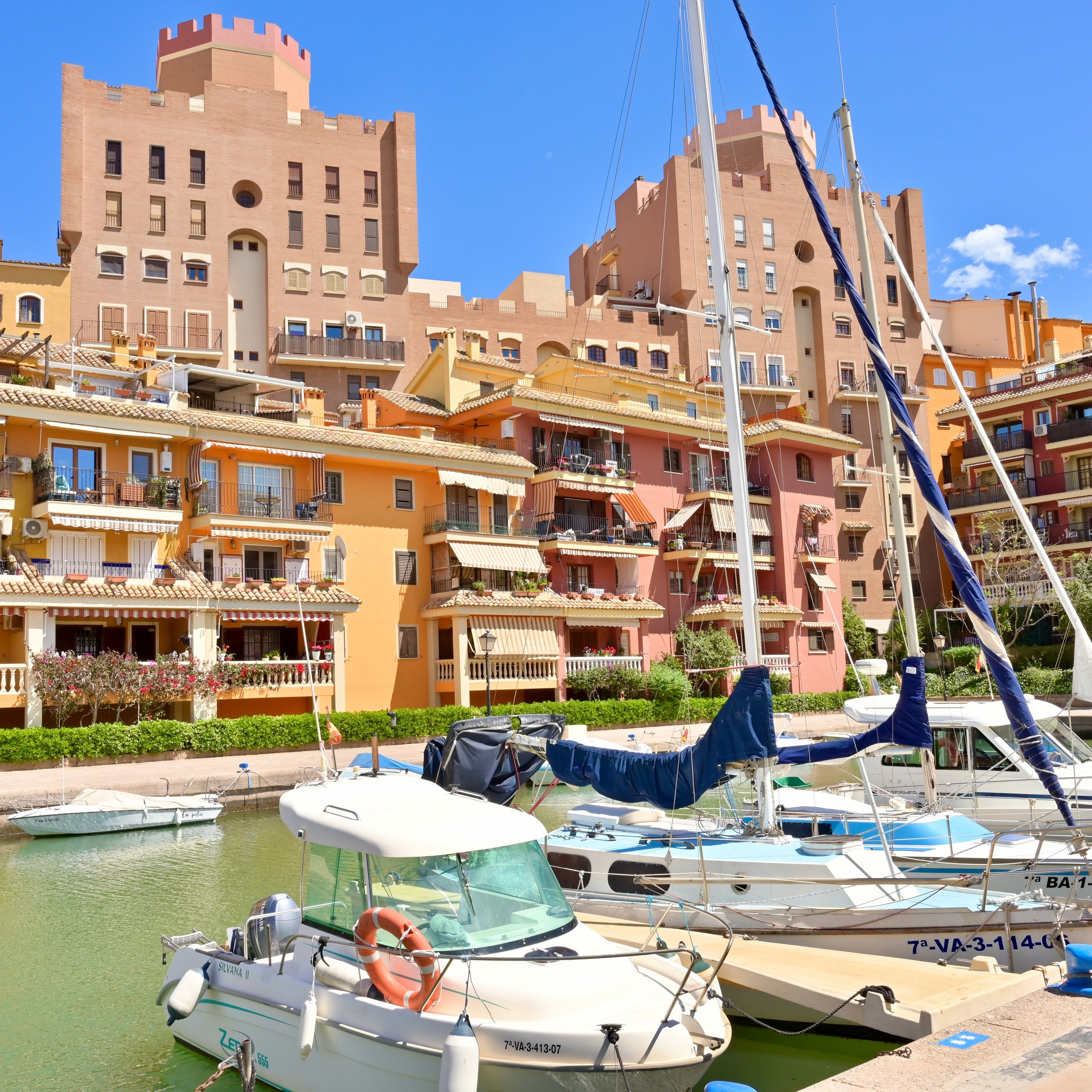 Потр Саплая в пригороде Альборая недалеко от Валенсии (Испания) уникальное место для отдыха и фотосессий. Добраться можно пешком вдоль плажей Мальваросо и Патакона или на автобусе 112В.