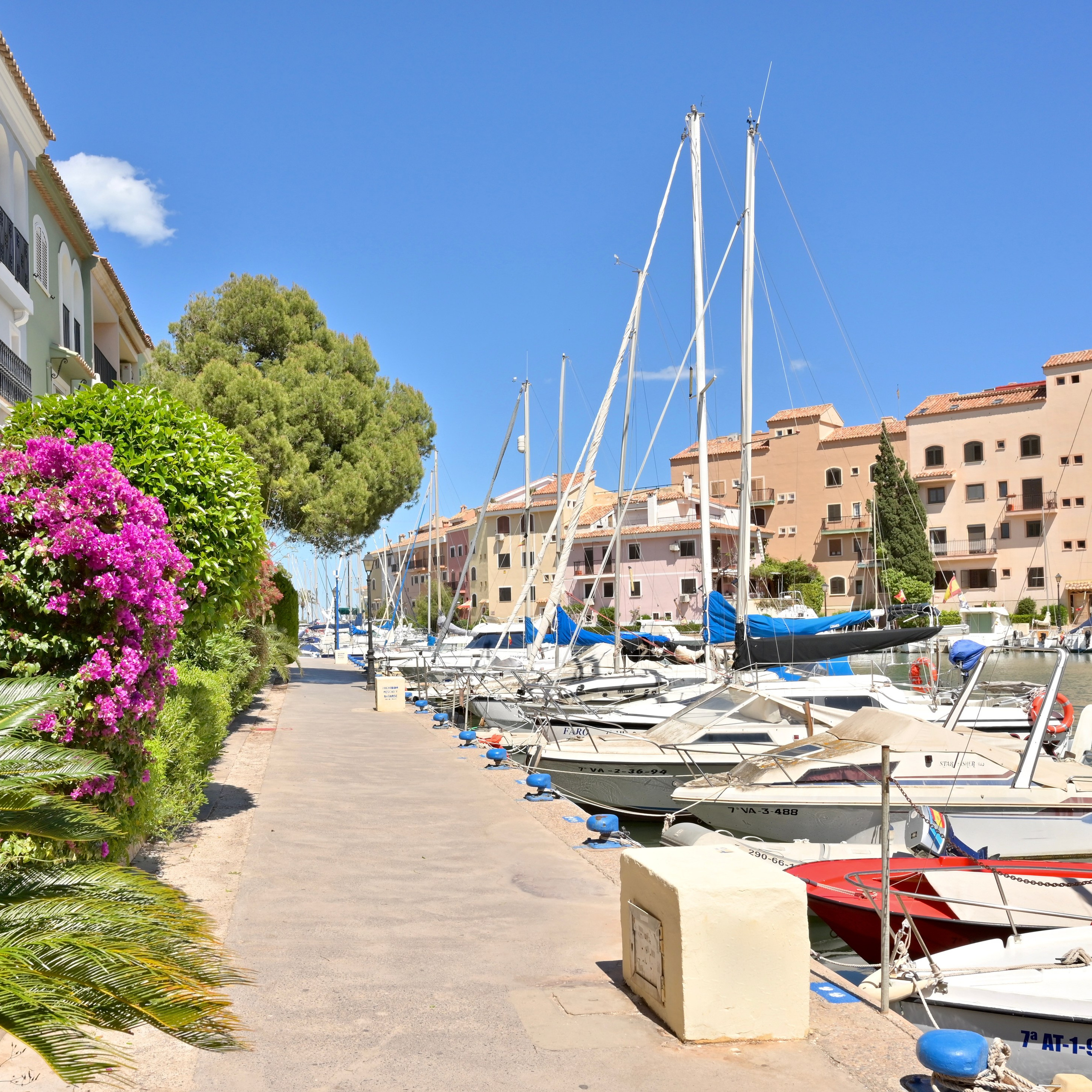 Потр Саплая в пригороде Альборая недалеко от Валенсии (Испания) уникальное место для отдыха и фотосессий. Добраться можно пешком вдоль плажей Мальваросо и Патакона или на автобусе 112В.