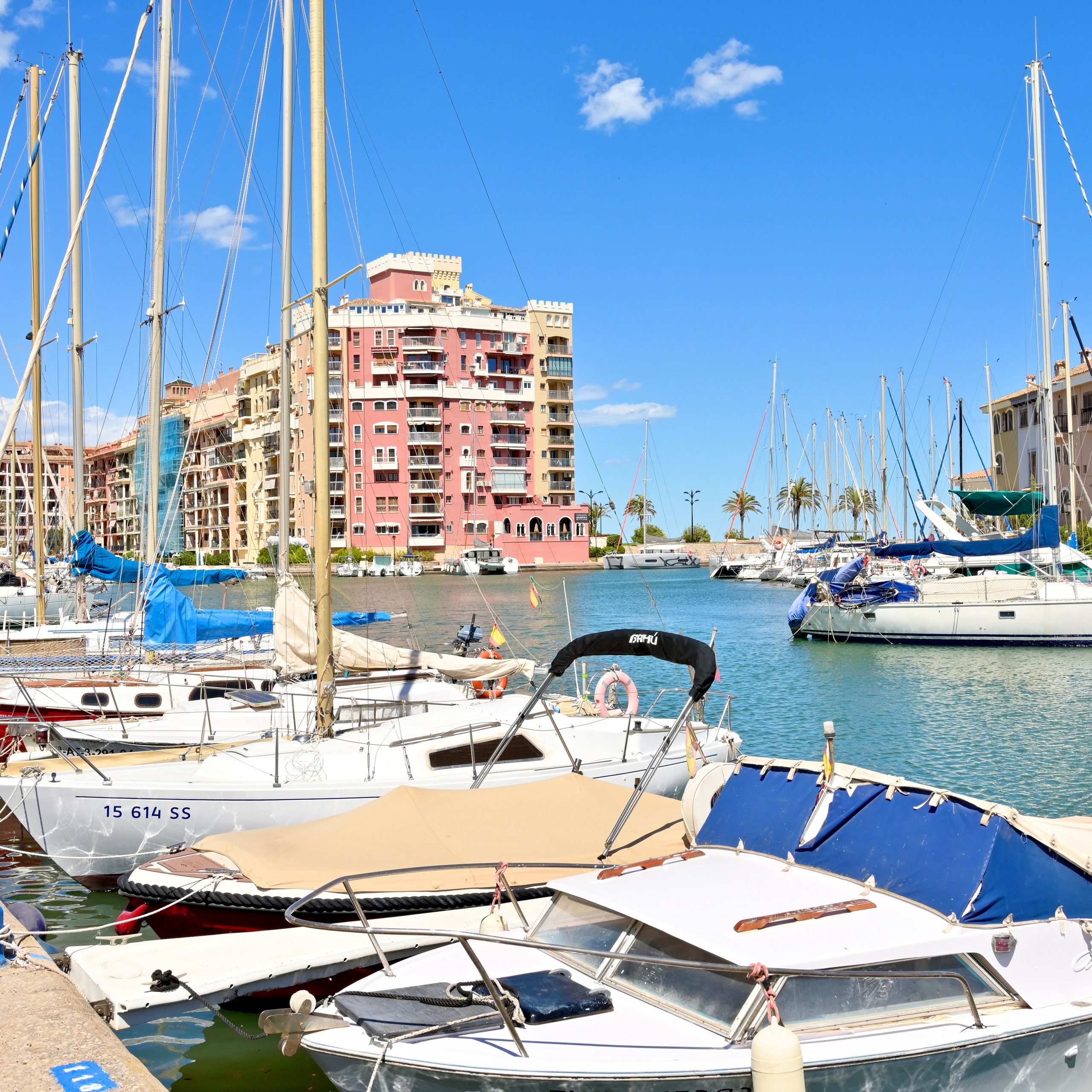 Потр Саплая в пригороде Альборая недалеко от Валенсии (Испания) уникальное место для отдыха и фотосессий. Добраться можно пешком вдоль плажей Мальваросо и Патакона или на автобусе 112В.