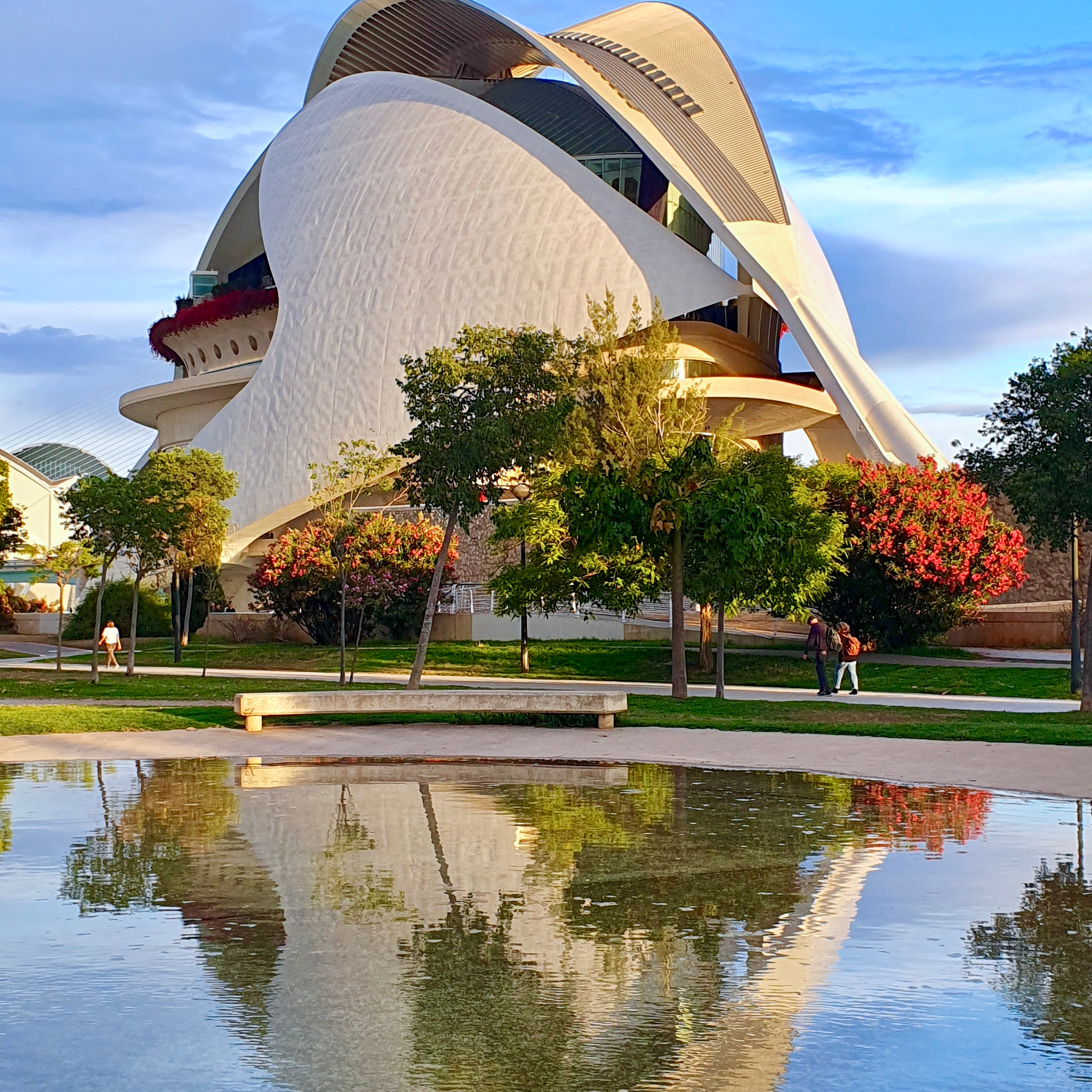 Фотография здания оперы - дворца искусств королевы Софии в Валенсии, Испания
