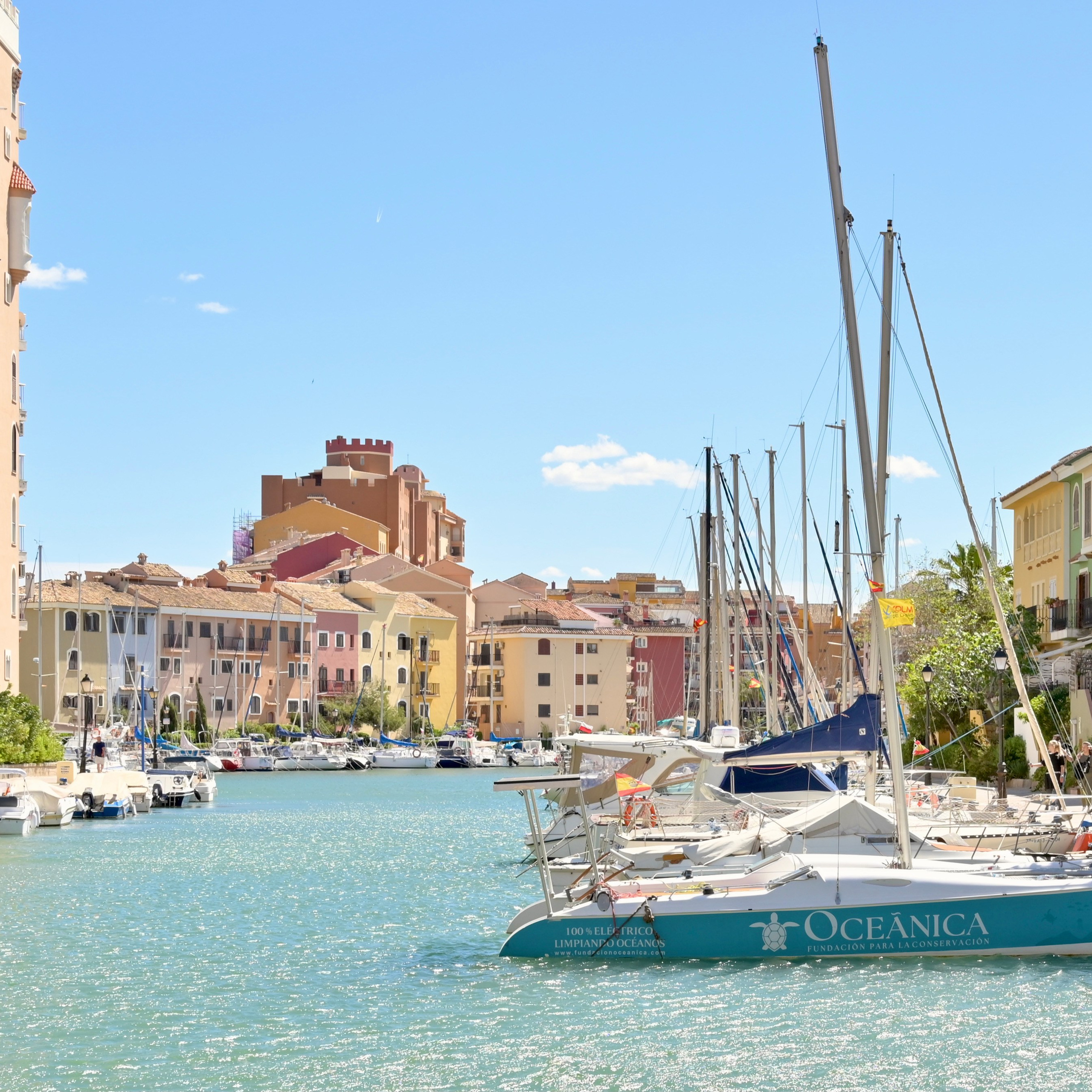 Потр Саплая в пригороде Альборая недалеко от Валенсии (Испания) уникальное место для отдыха и фотосессий. Добраться можно пешком вдоль плажей Мальваросо и Патакона или на автобусе 112В.