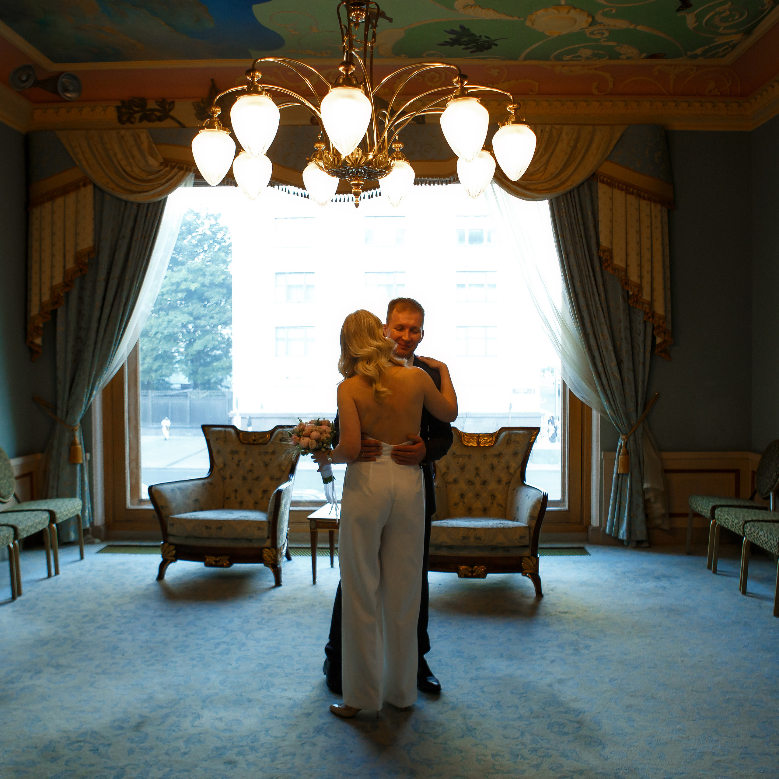 Объятия после регистрации в отеле