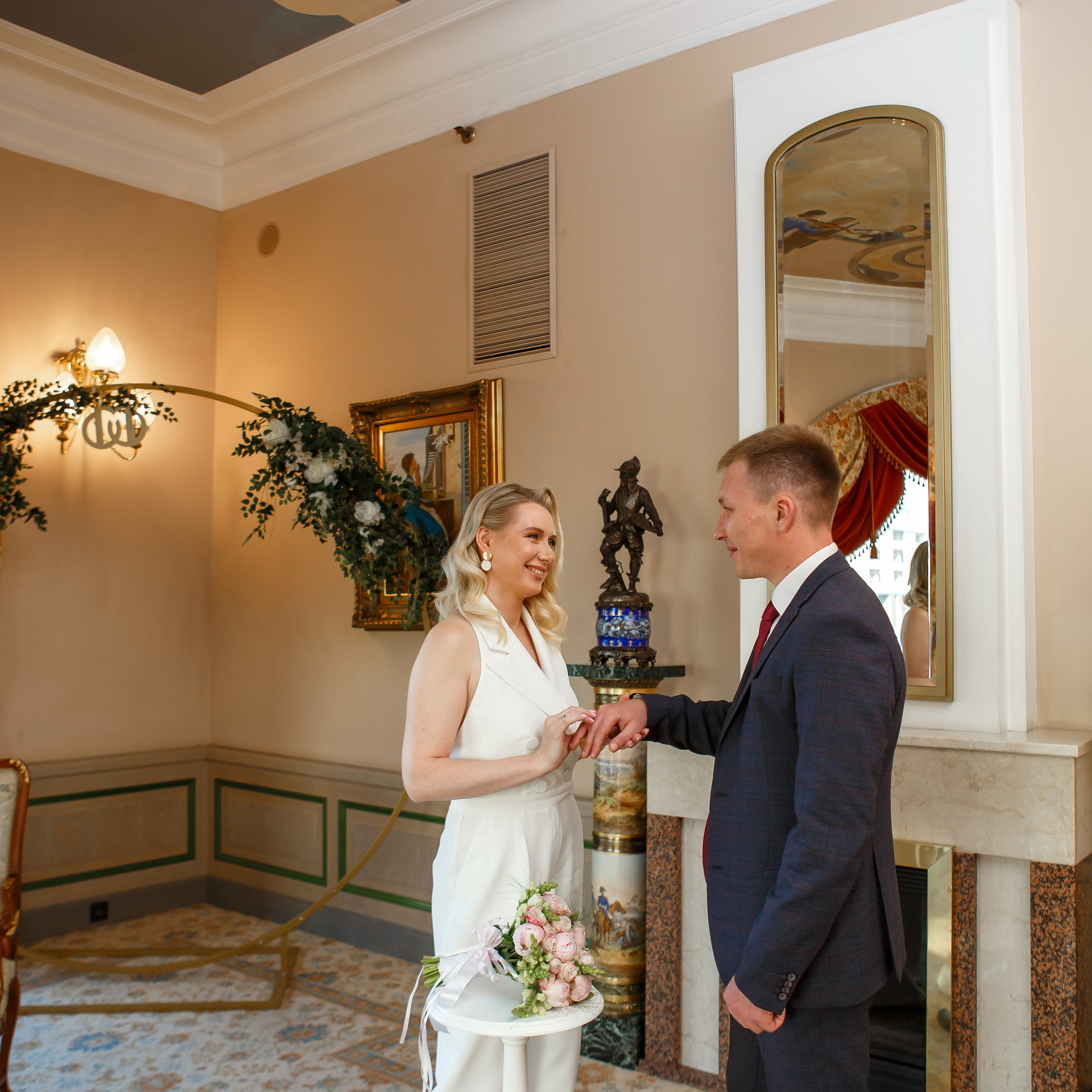 молодожены меняются кольцами