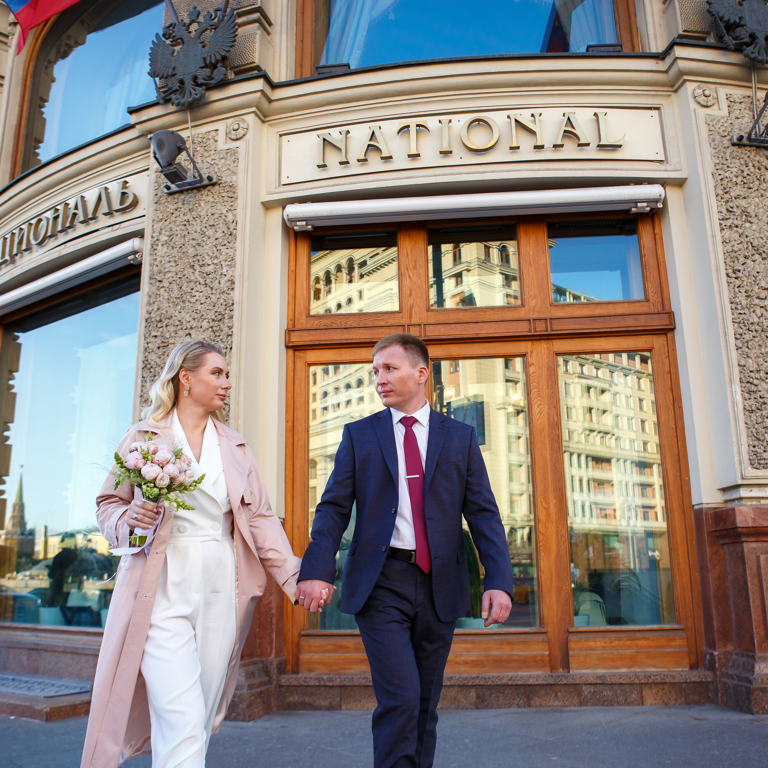 молодожены идут из отеля НациональОтель