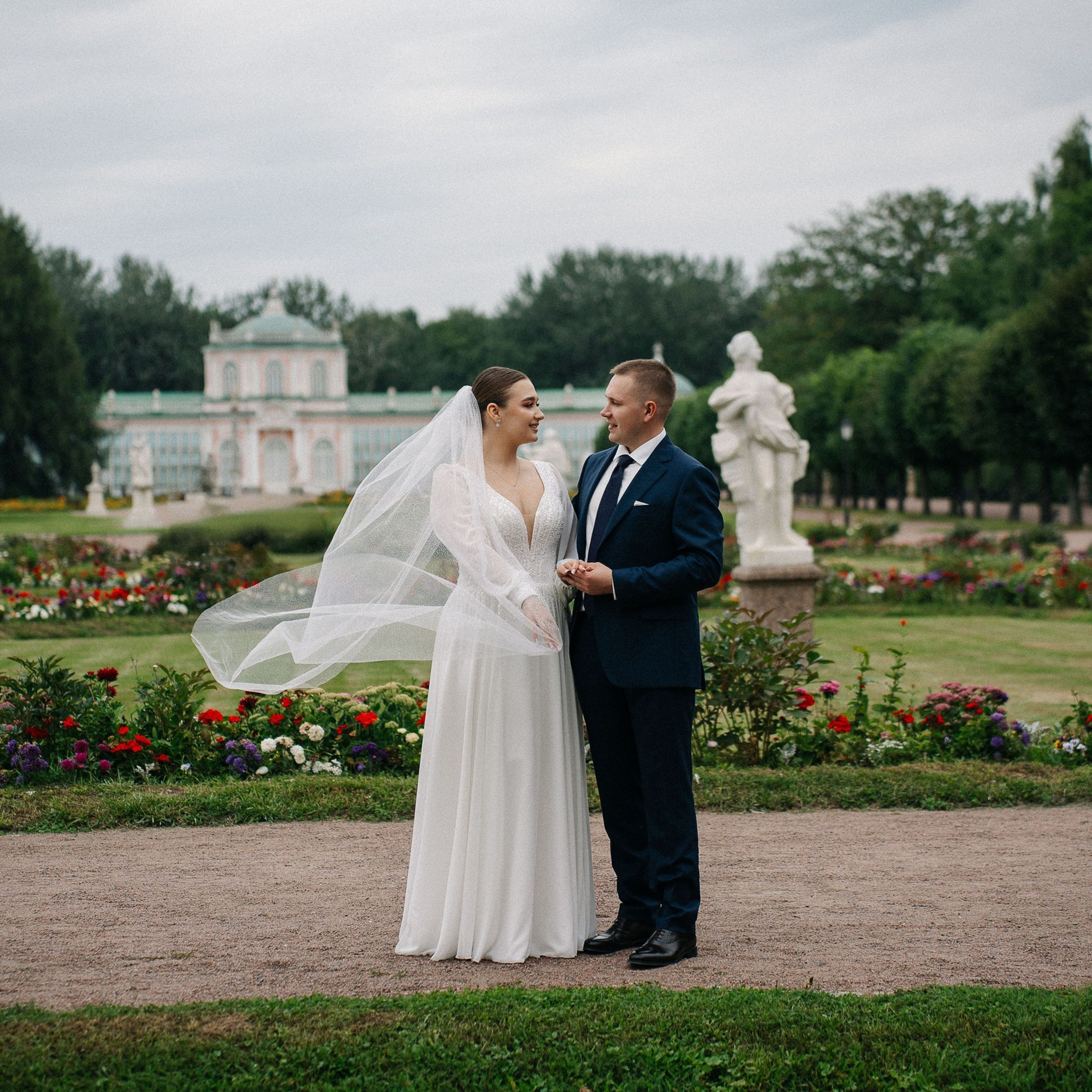 Свадебная фотосессия в ЗАГС ВДНХ и свадебная прогулка по ВДНХ