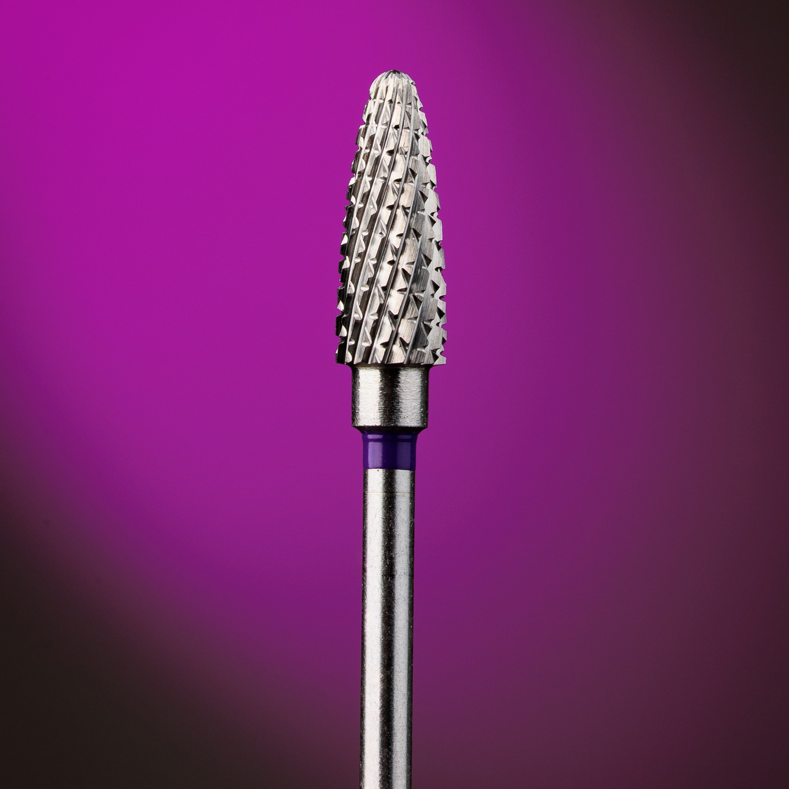 Макрокадр насечки фрезы на цветном фоне