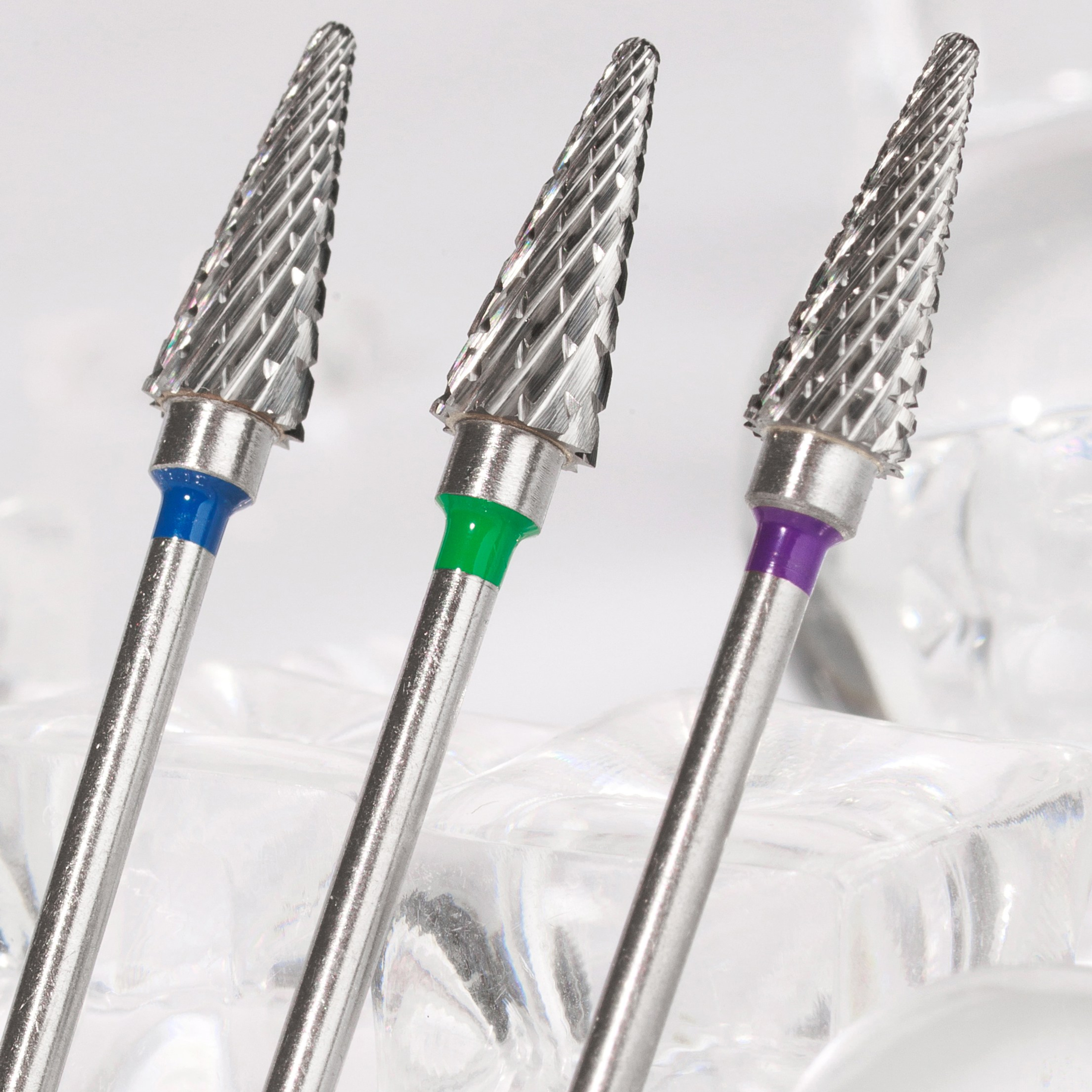 Маникюрные фрезы со стеклянными камушками — мягкий светлый рекламный стиль