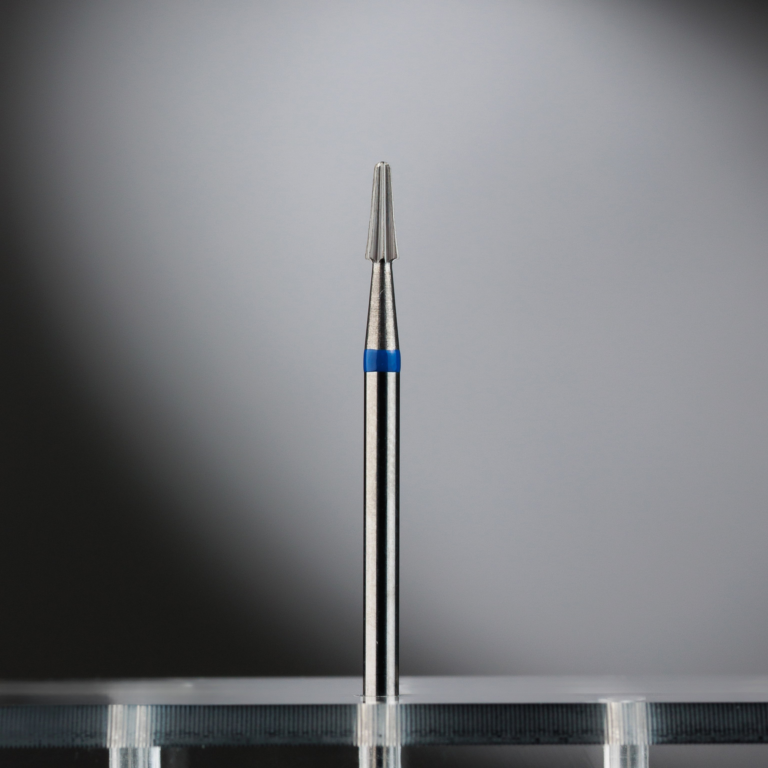 Премиальная тёмная съёмка металлической фрезы для маникюра