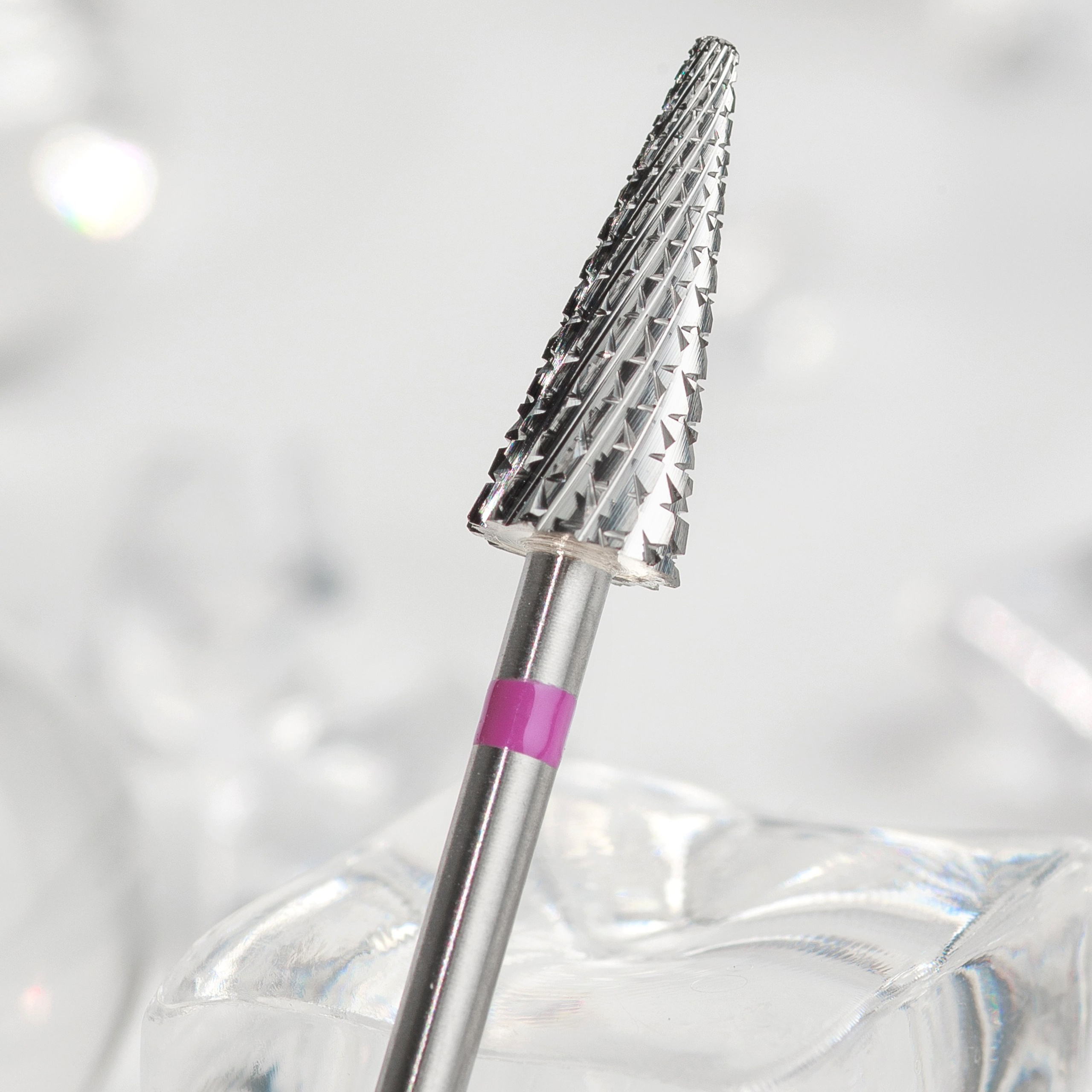 Нежный lifestyle кадр фрезы для маникюра на реквизите