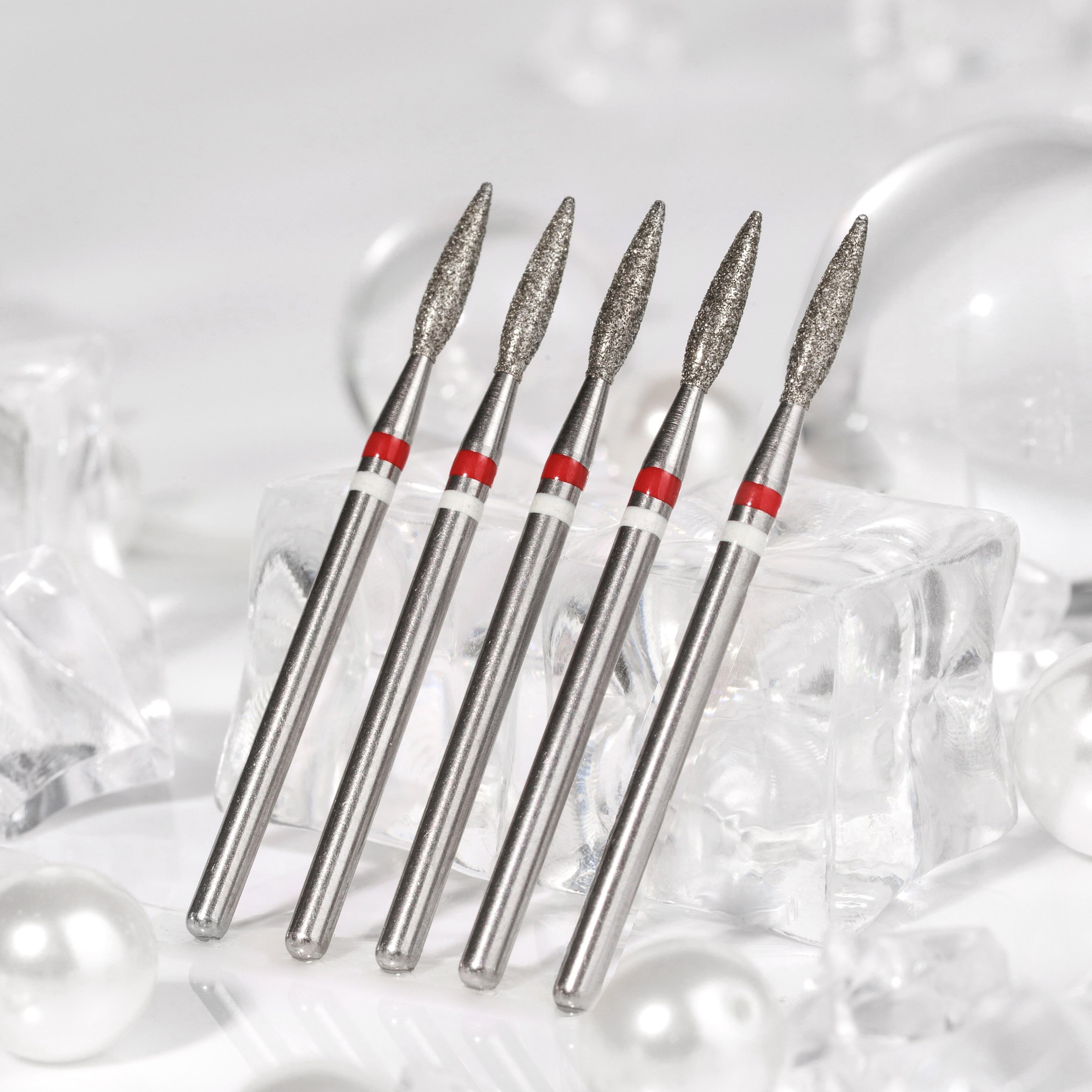 Светлая предметная съёмка маникюрных фрез с жемчужинами