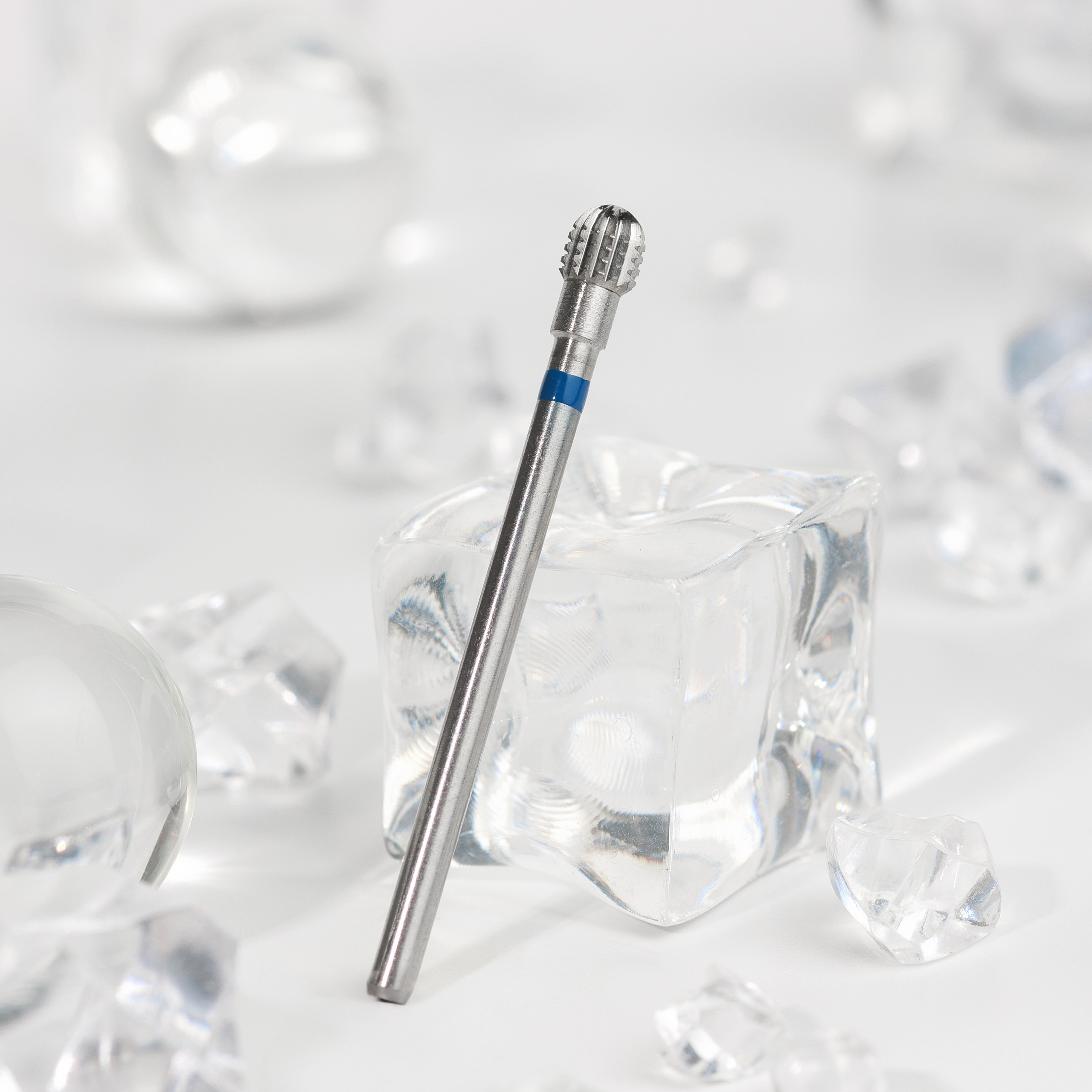 Фото фрезы для маникюра в нежном стиле с блестящим реквизитом