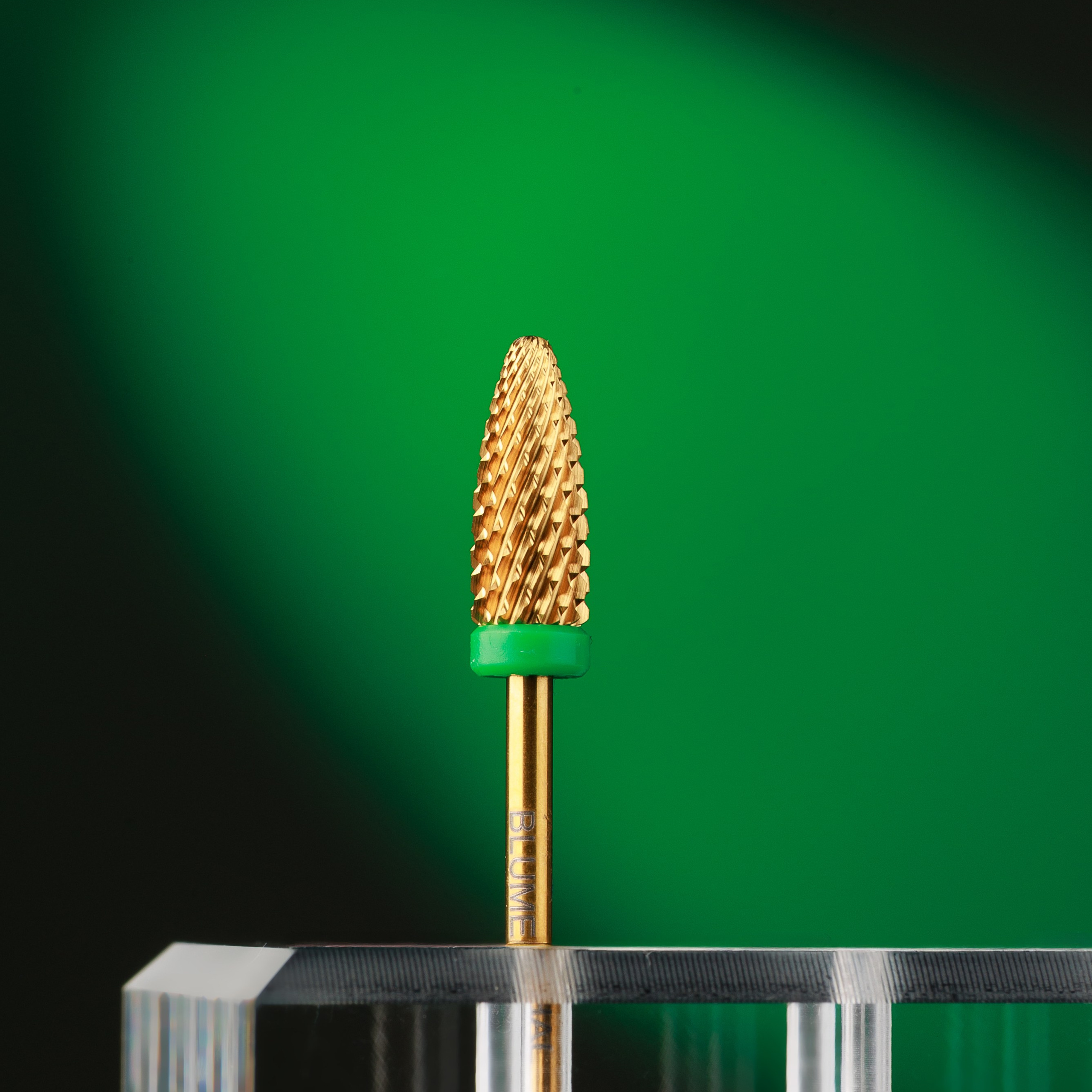 Художественное фото фрезы для маникюра на стеклянной подставке