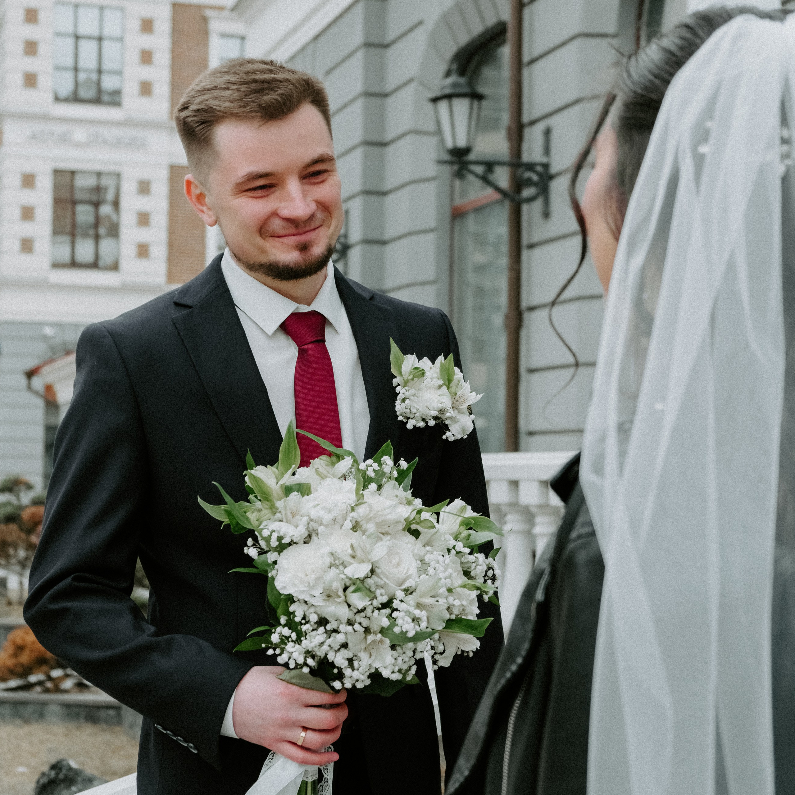 муж смотрит с любовью