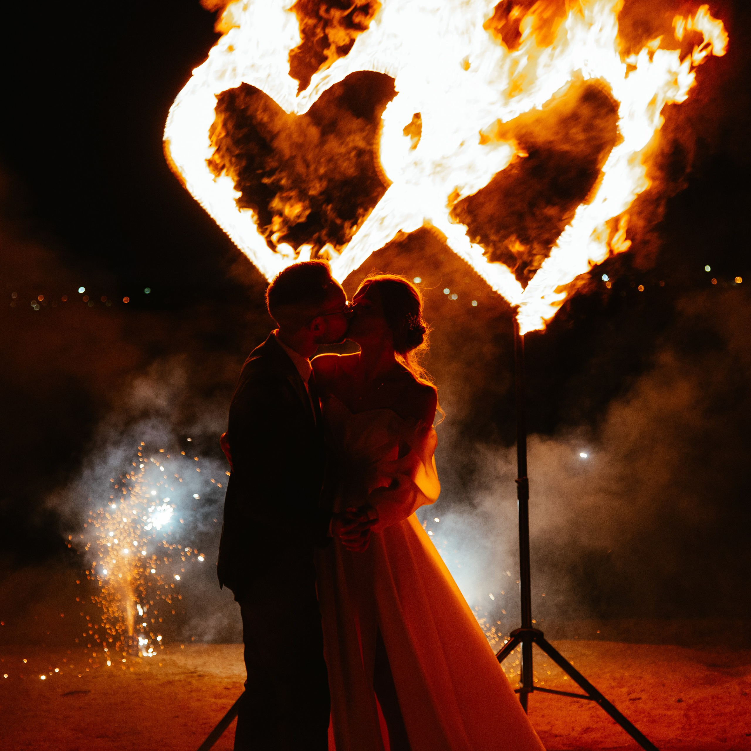 горящие сердца на свадебном торжестве